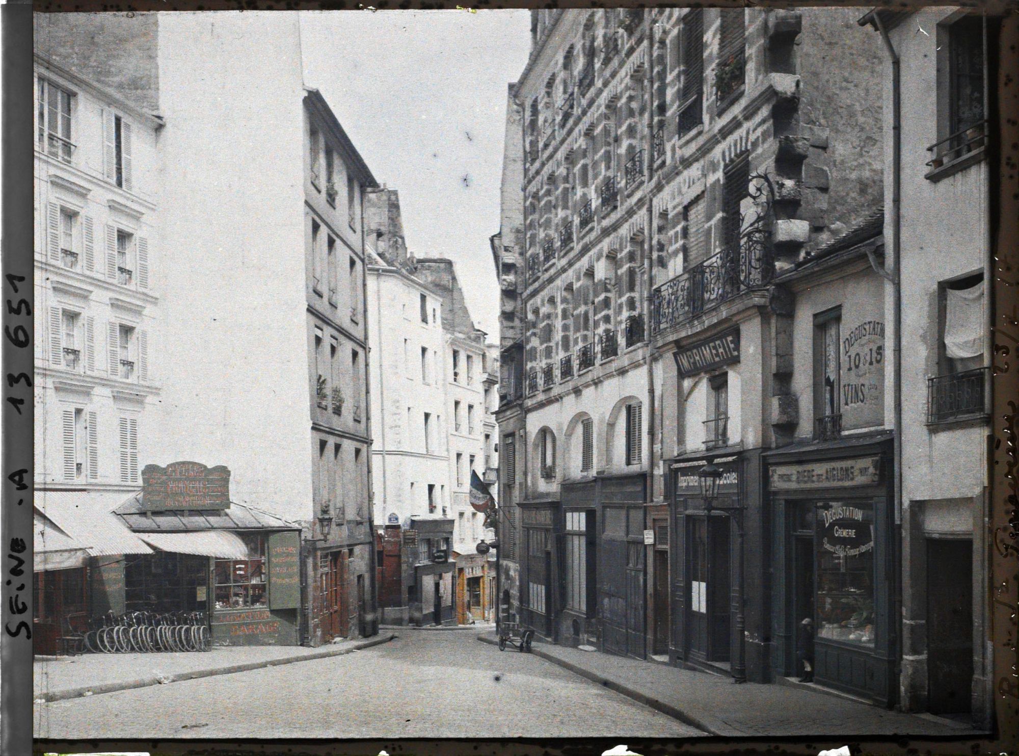 Image représentant La rue de la Montagne-Ste-Geneviève, vue de la place de l'Abbé-Basset