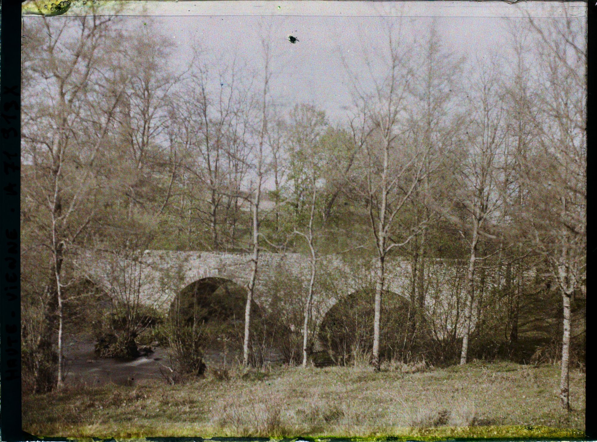 Image représentant Le pont de la Tour au dessus de l'Isle sur les communes de Jumilhac en Dordogne, Saint-Yrieix-la-Perche et Le Chalard