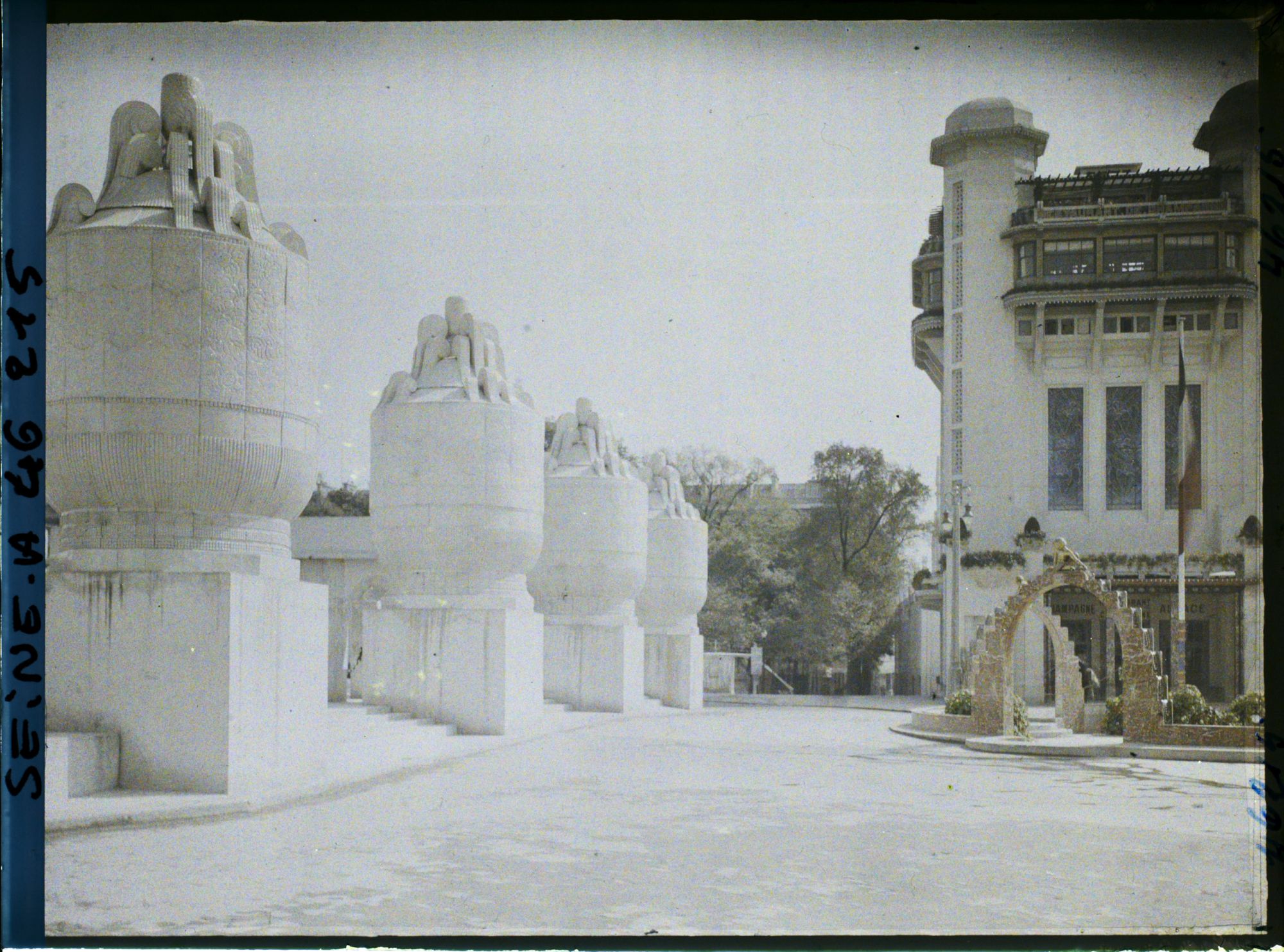 Image représentant L'exposition des arts décoratifs, grandes urnes devant le pavillon de la Manufacture de Sèvres et tour de Champagne