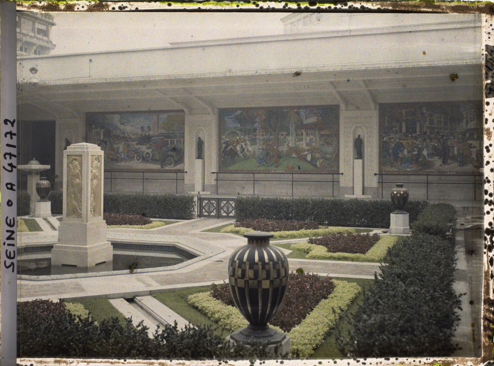 Image représentant L'Exposition des arts décoratifs, la Cour des métiers, Charles Plumet, Panneaux de Rapin, Marret et Guillonnet