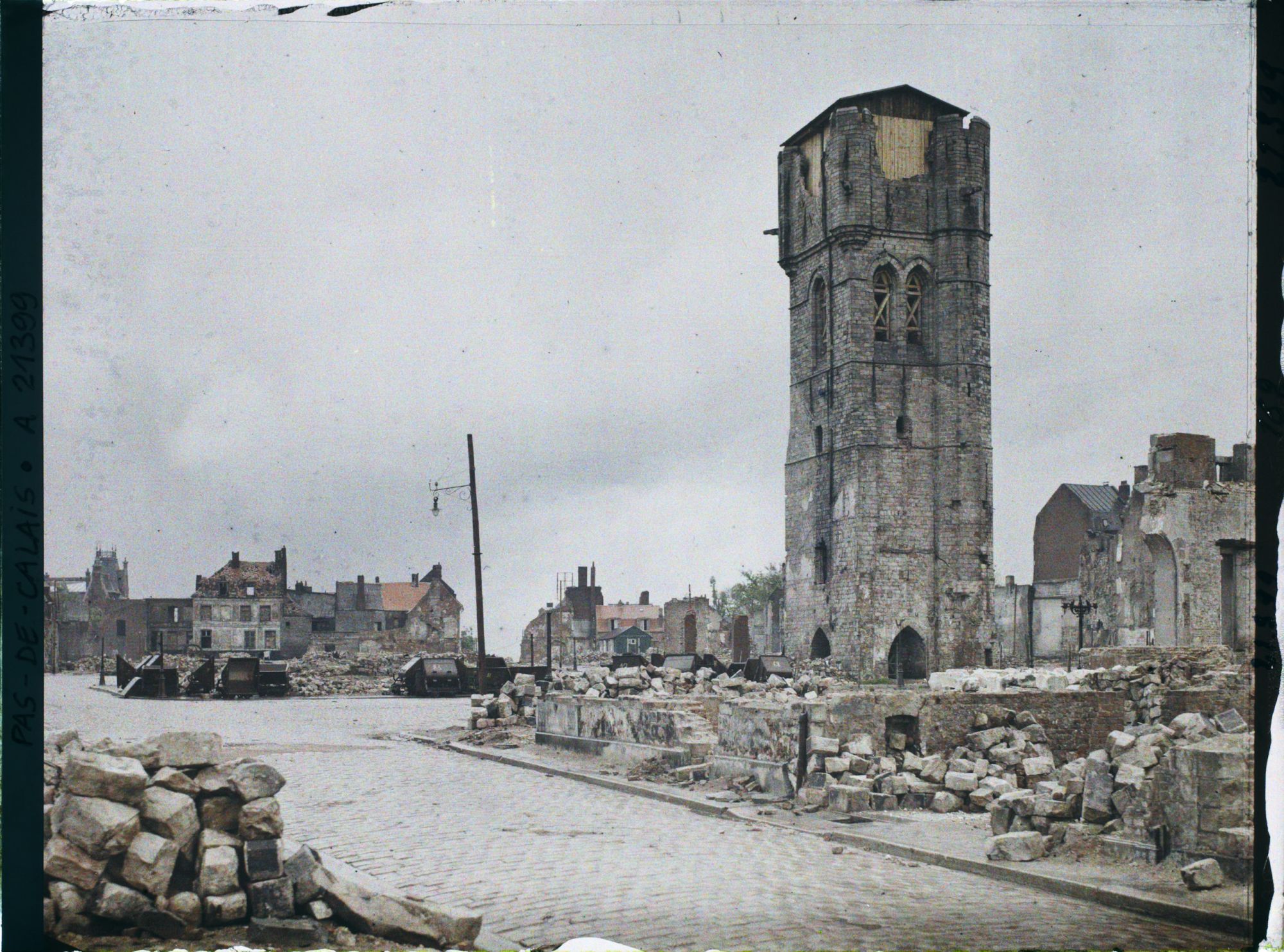 Image représentant France, Béthune, Beffroi et Grande place vus du Sud Ouest