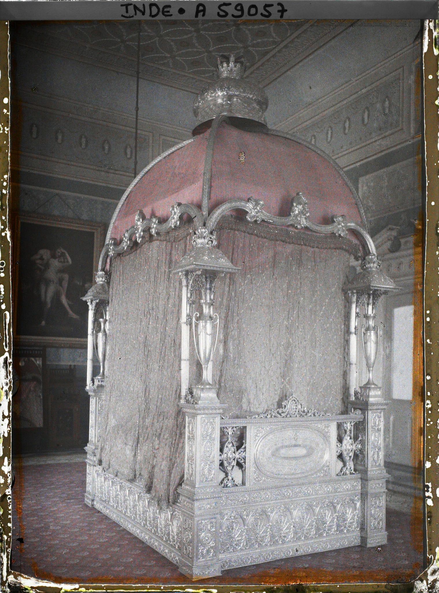 Image représentant Lit à baldaquin en argent à l'intérieur de Khas Bagh (ou Hamid Manzil)