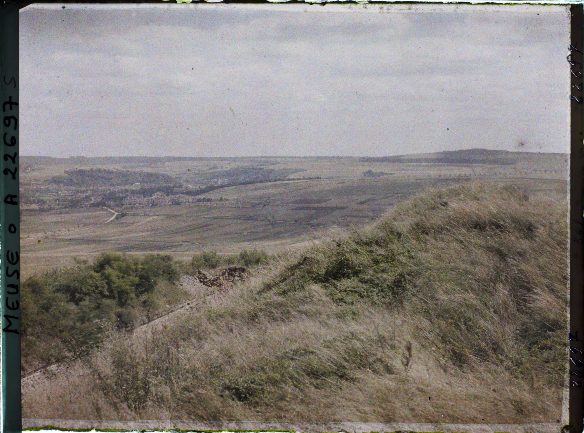Image représentant France, Fort des Paroches, Panorama vers les Casernes de Chauvoncourt, St Mihiel et le fort du Camp des Romains pris du fort des Paroches