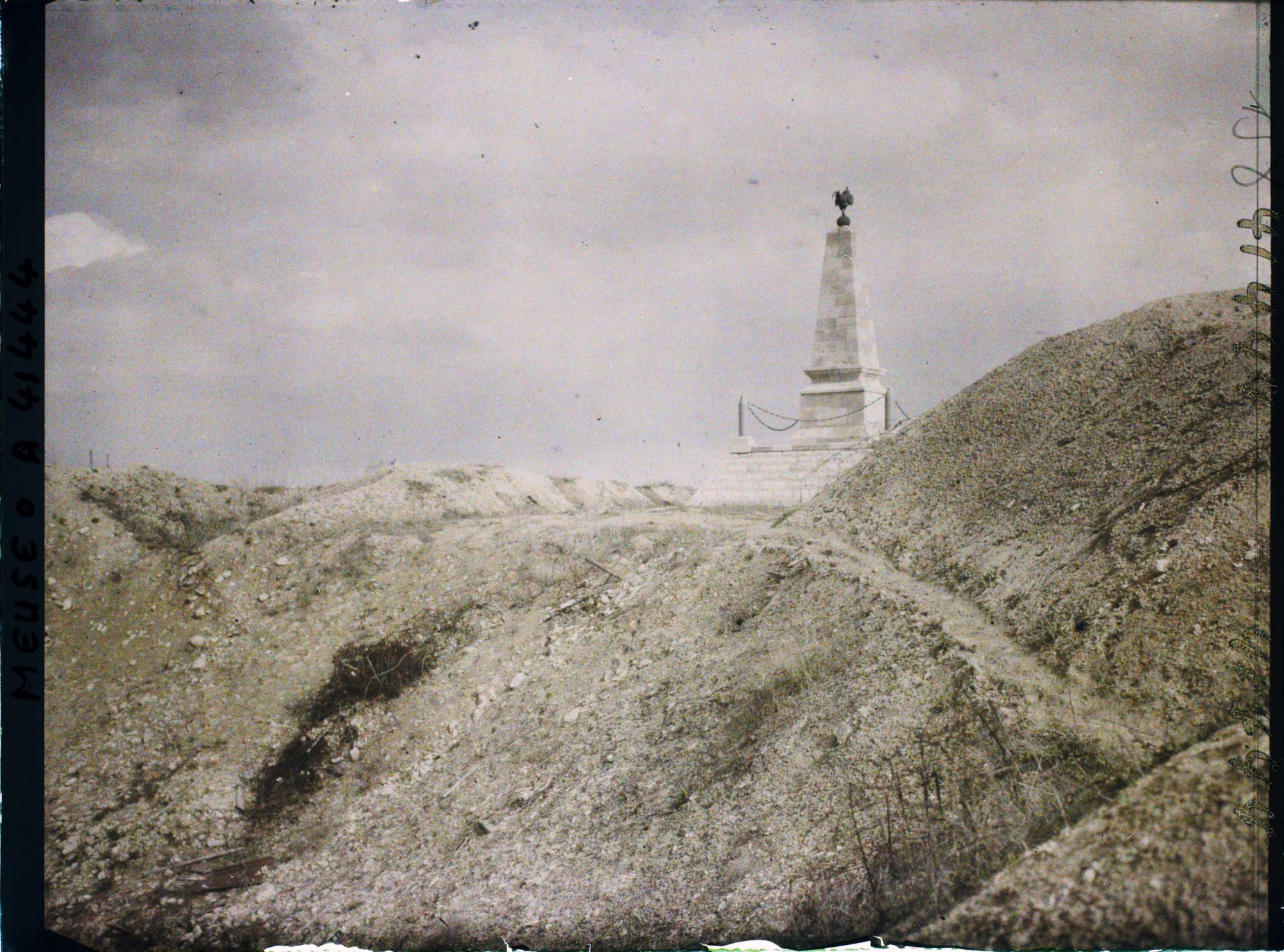 Image représentant France, Les Eparges, Le Sommet des Eparges et le monument