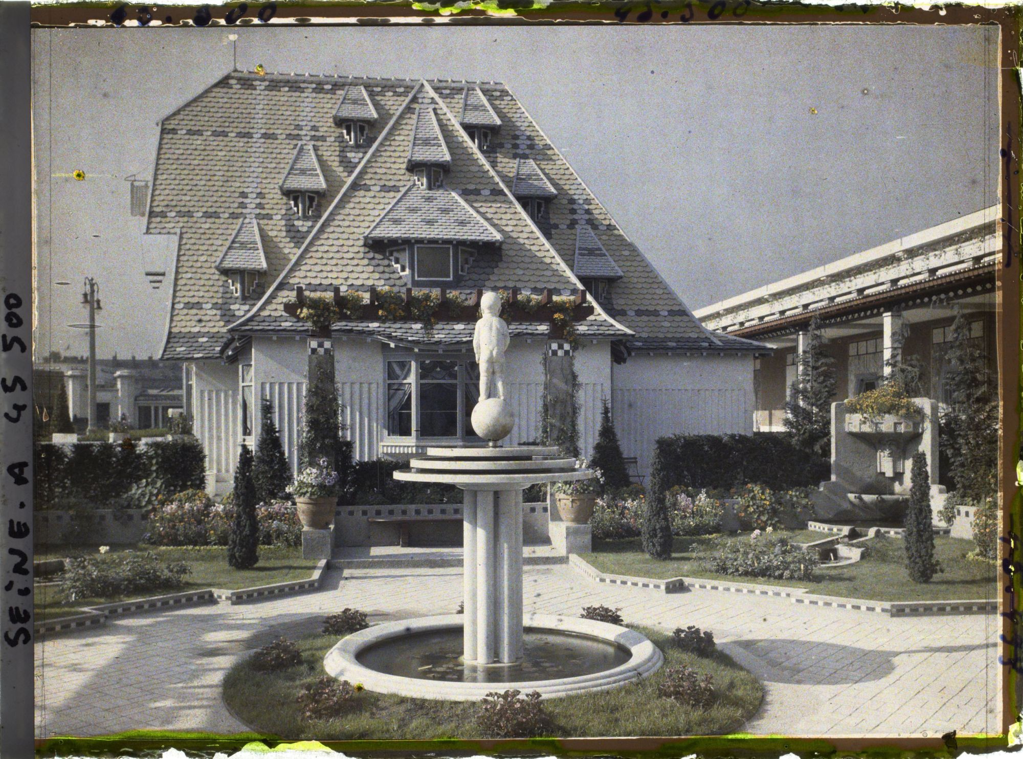 Image représentant L'Exposition des arts décoratifs, Jardin de Vacherot et Riousse sur l'esplanade des Invalides et le Pavillon de Mulhouse