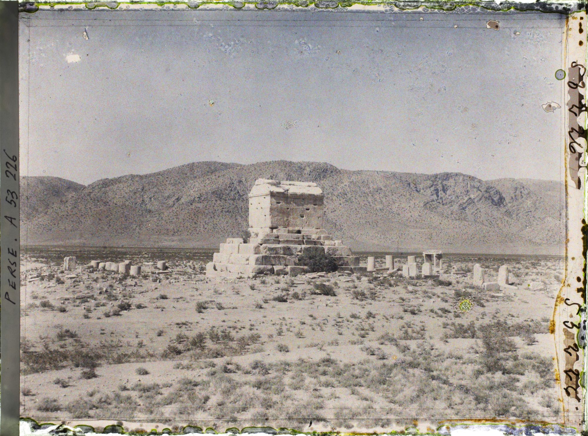 Image représentant Le tombeau de Cyrus II (vers 530 avant JC.)