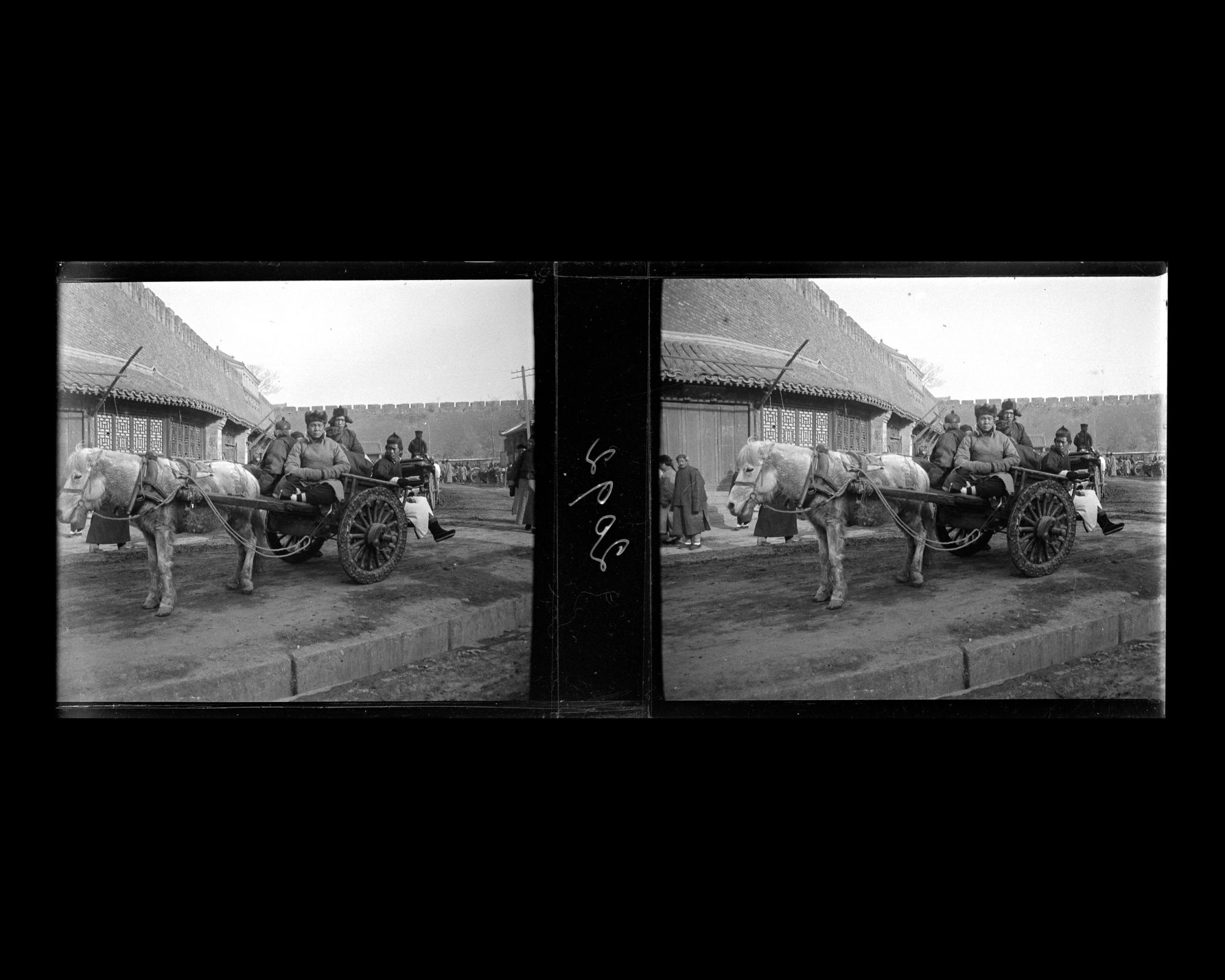 Image représentant Une charrette (ziche ou tangziche) transportant des hommes, attelée à un cheval au sud de Xizhimen ("porte Droite de l'Ouest")