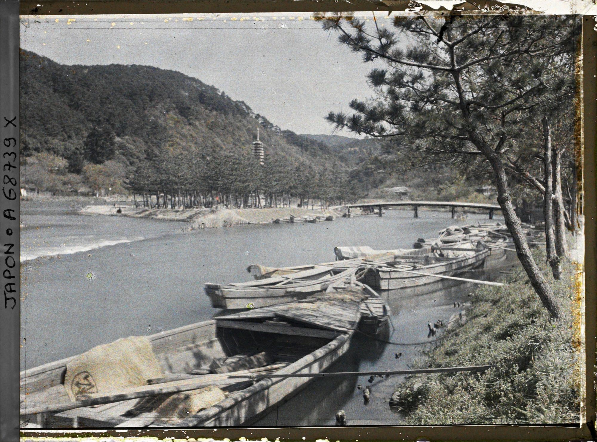 Image représentant Bord de l'Ujigawa (rivière Uji) et l'île Ukijima