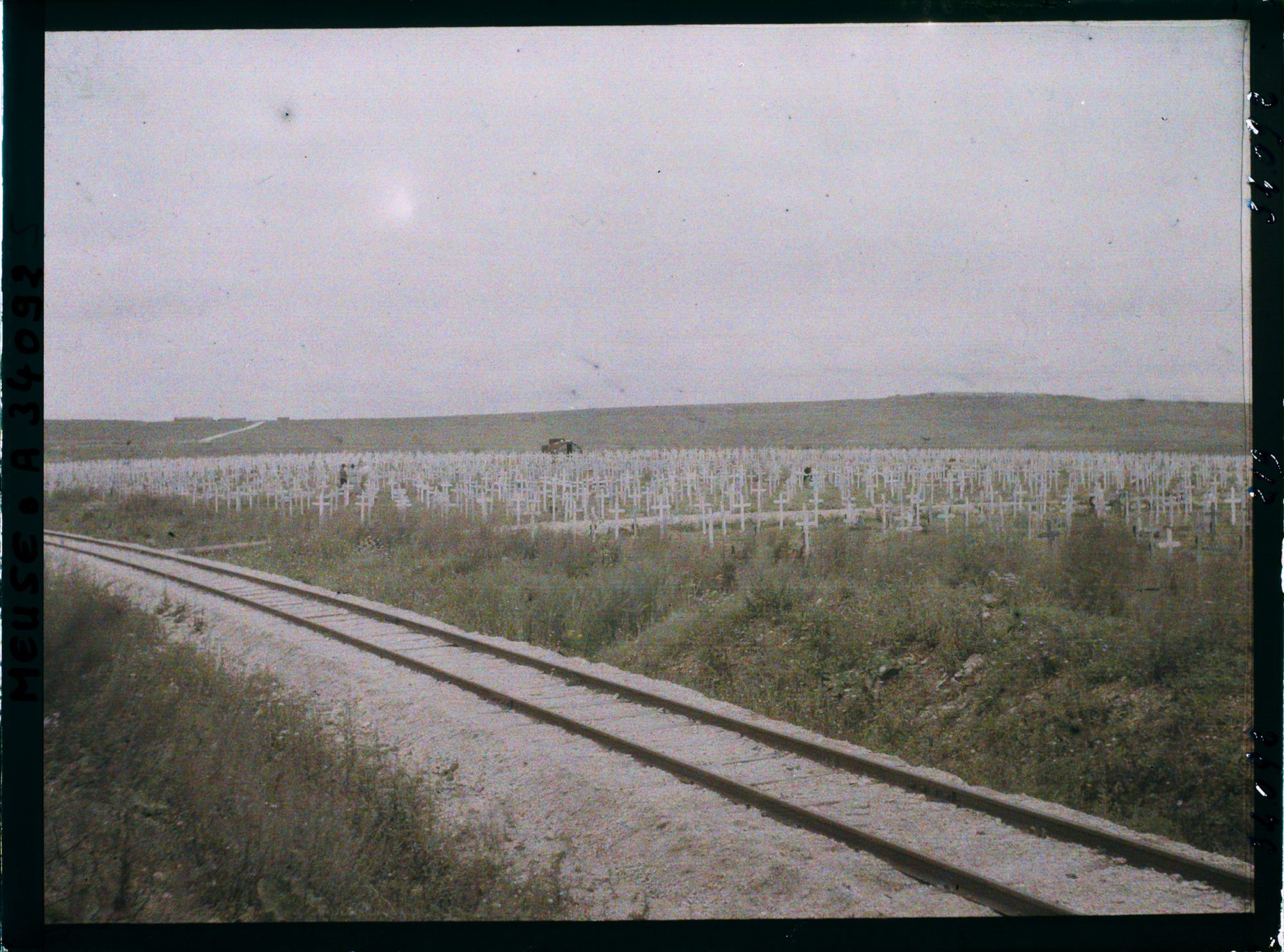 Image représentant France, Fleury, Le Cimetière vu d'ensemble, à droite l'ossuaire, à gauche le fort de Douaumont
