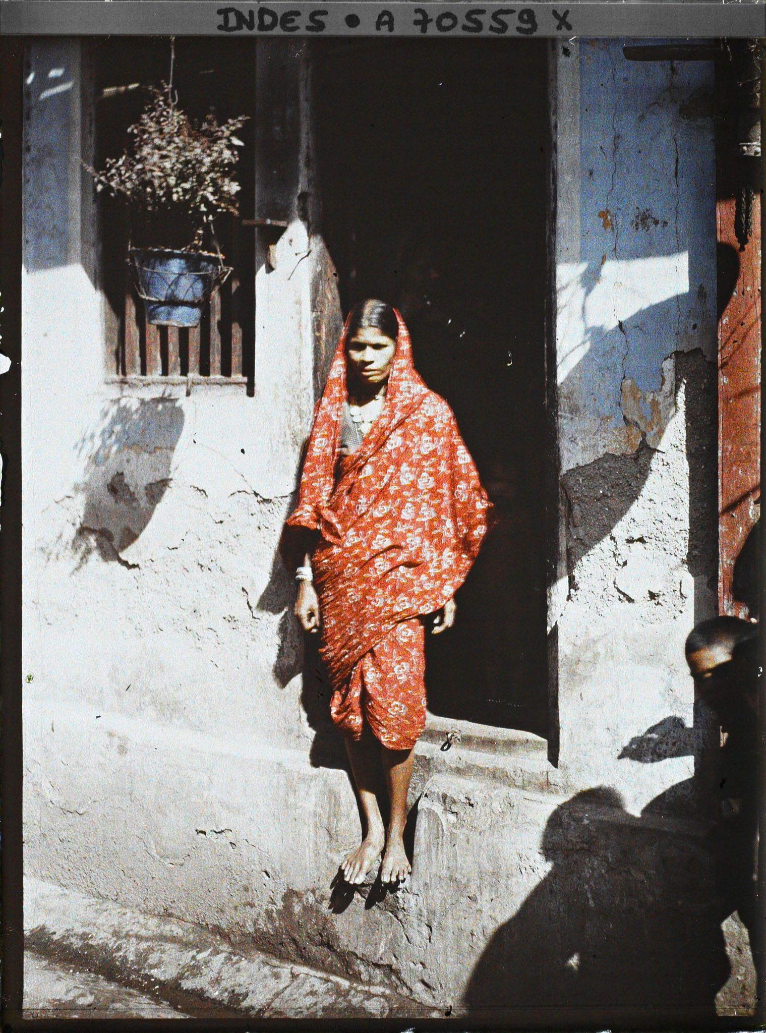 Image représentant Une femme hindoue à la porte d'une maison