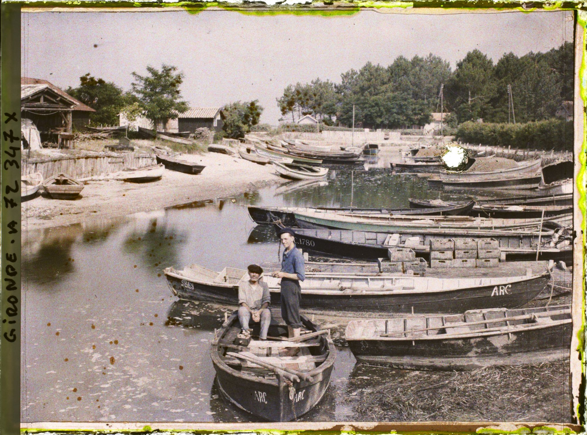 Image représentant Pêcheurs à bord d'une pinasse, dans le port de la Teste-de-Buch (?)