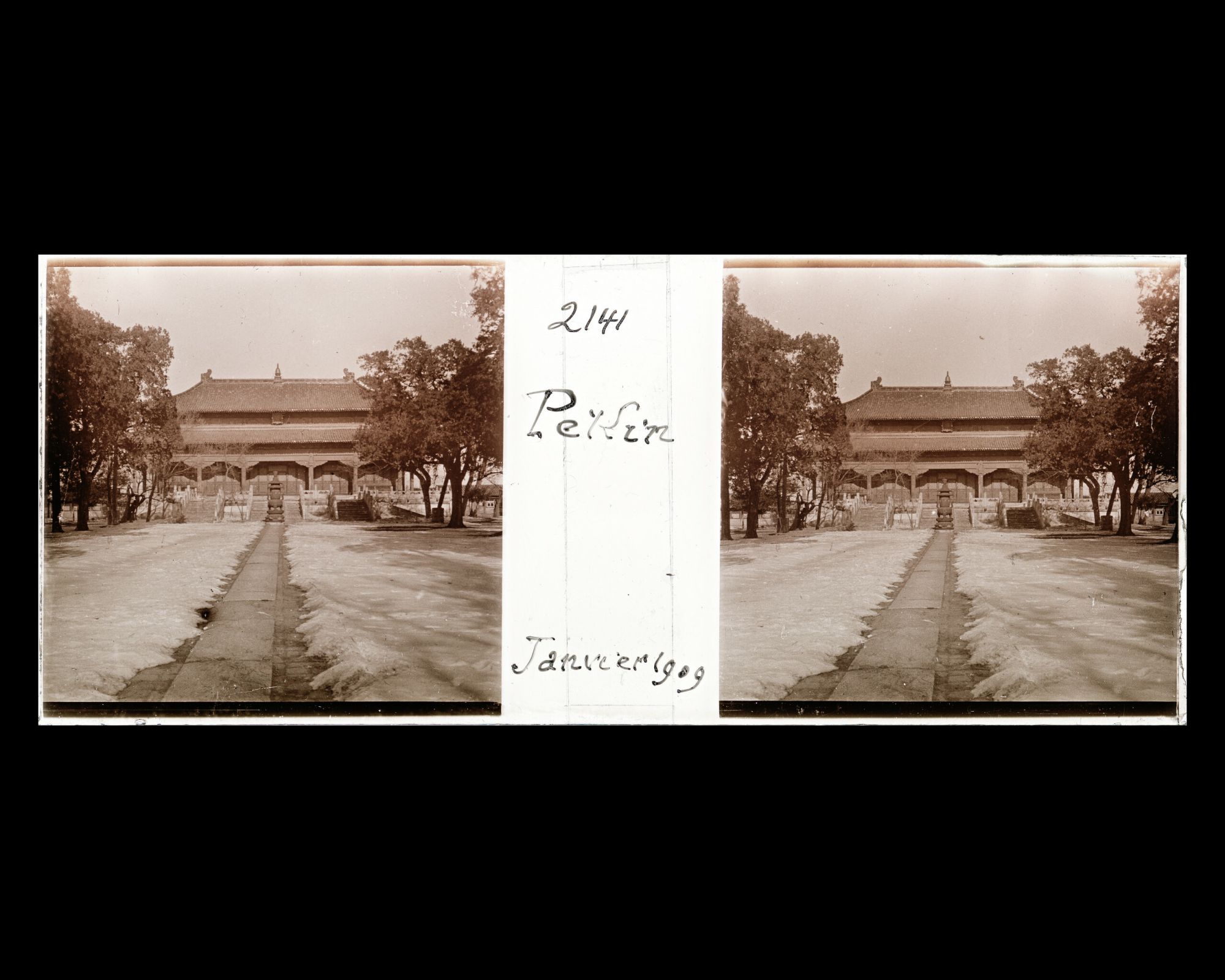 Image représentant Donghuangsi ("temple Jaune de l'Est"). La quatrième cour avec, au fond, Daxiongbaodian ("pavillon Précieux du Grand Majestueux")