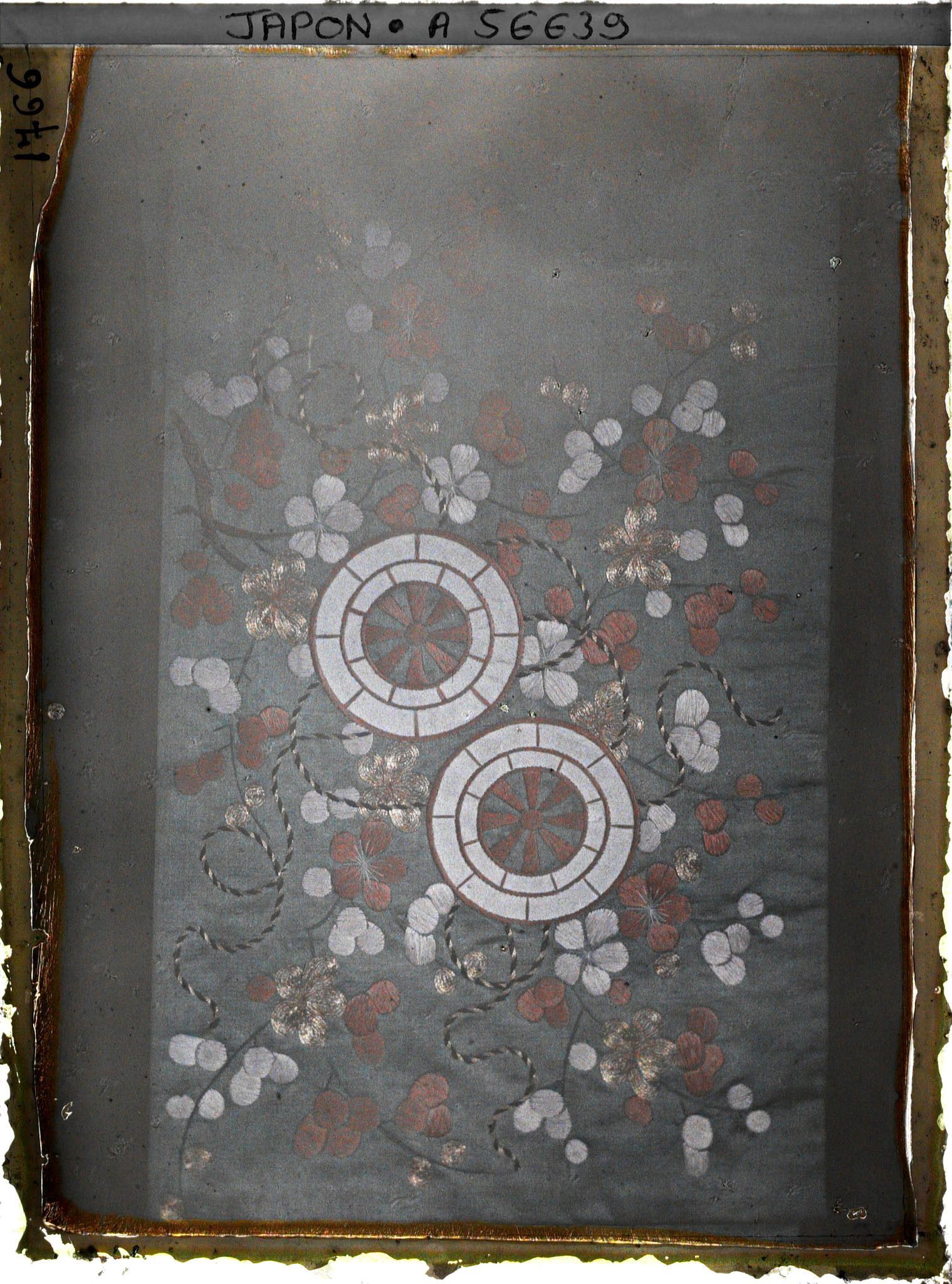 Image représentant Un obi ancien au motif de cerisier (ou/et de pommier décoratif) en fleurs