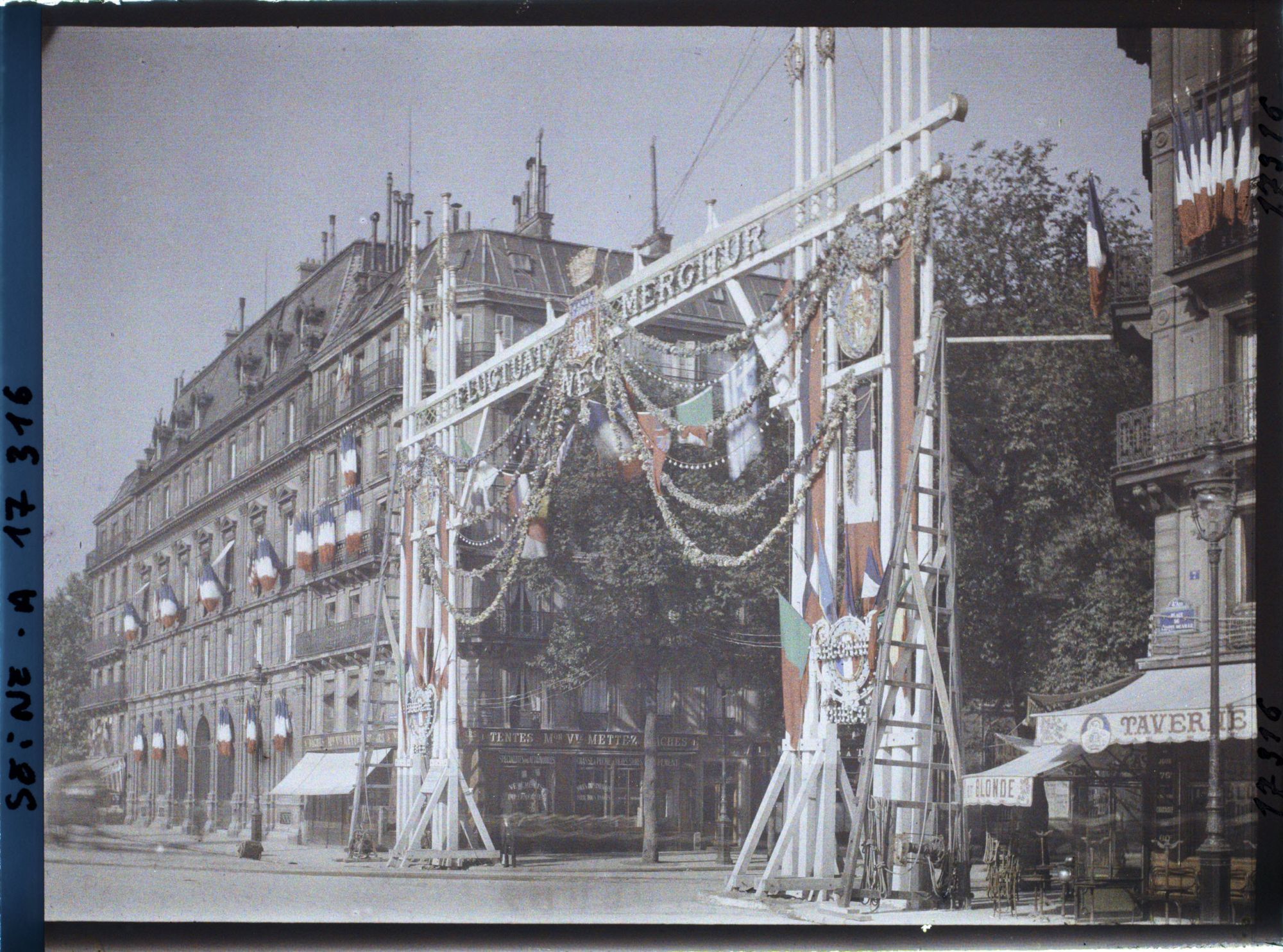 Image représentant Décorations pour les fêtes de la Victoire des 13 et 14 juillet 1919 place de l'Hôtel de Ville à l'angle de l'avenue Victoria