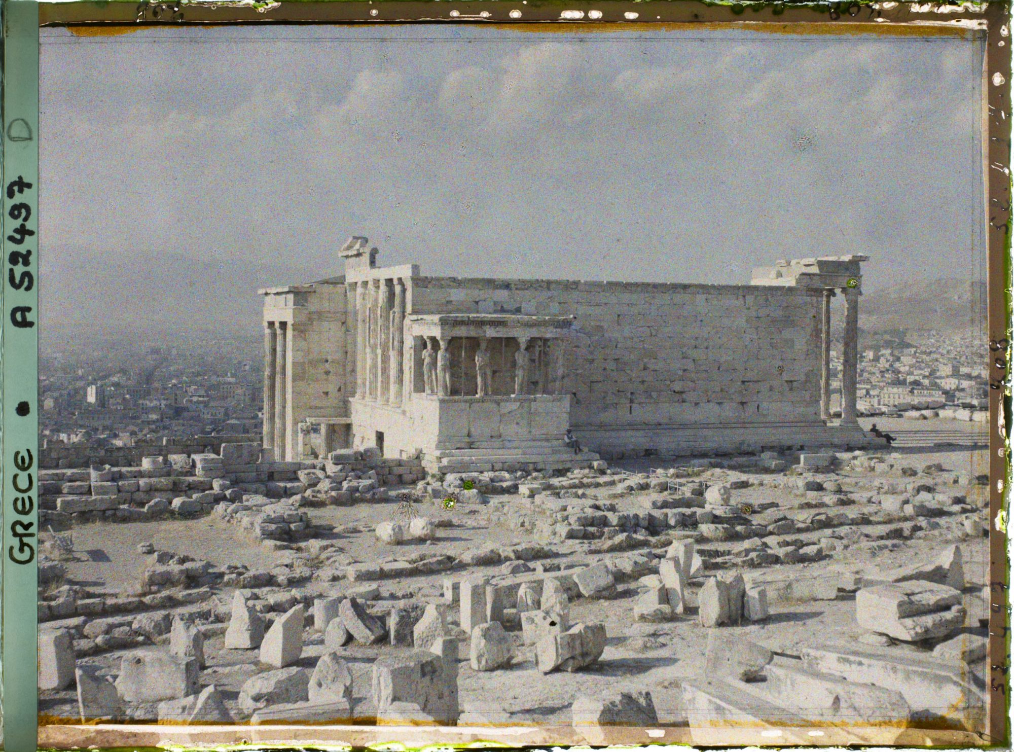 Image représentant Sur l'Acropole, vue d'ensemble de l'Erechtheion (vu du sud-ouest)