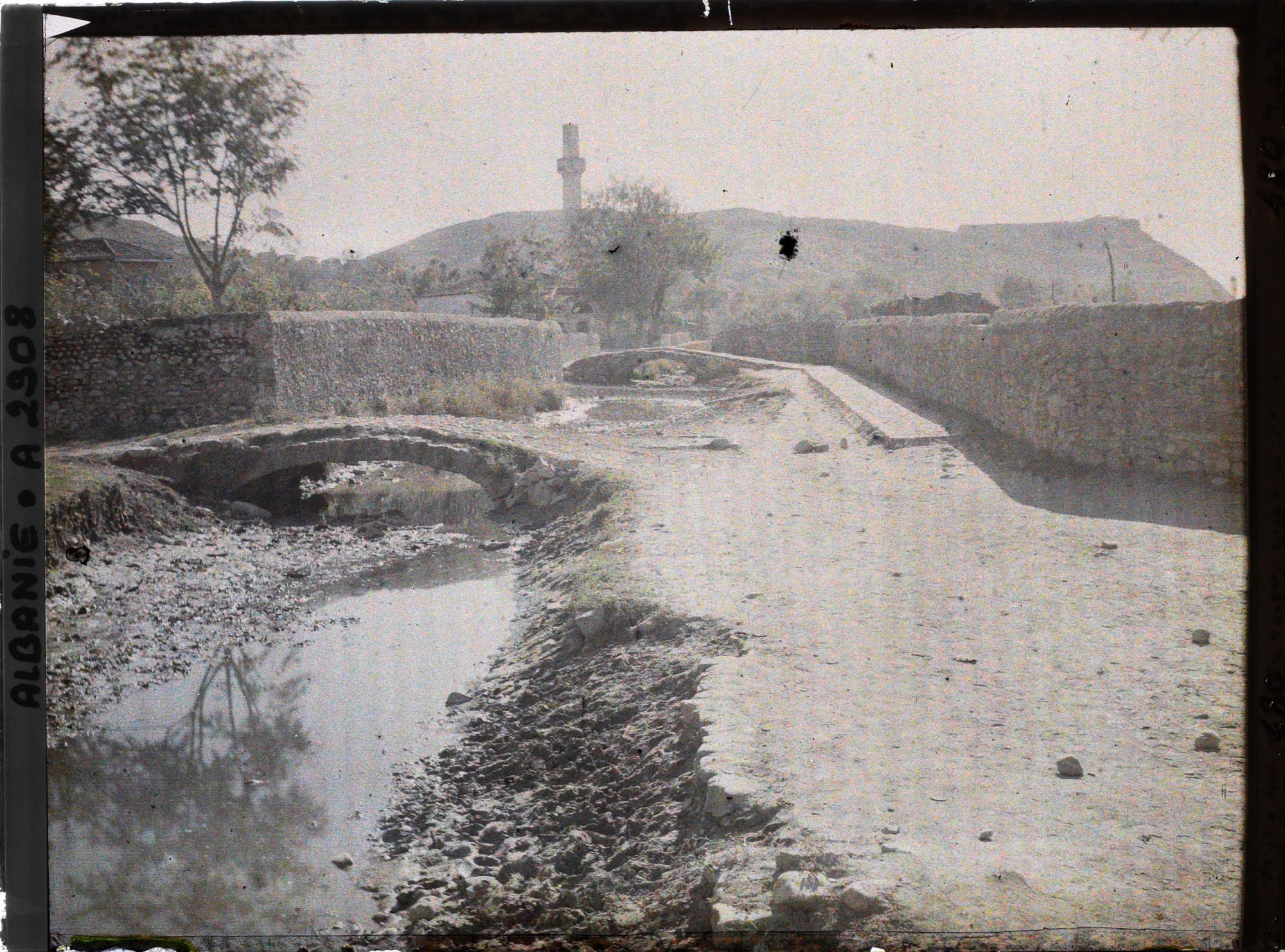 Image représentant Ponts de pierre sur le Kir, minaret d'une mosquée et forteresse de la ville