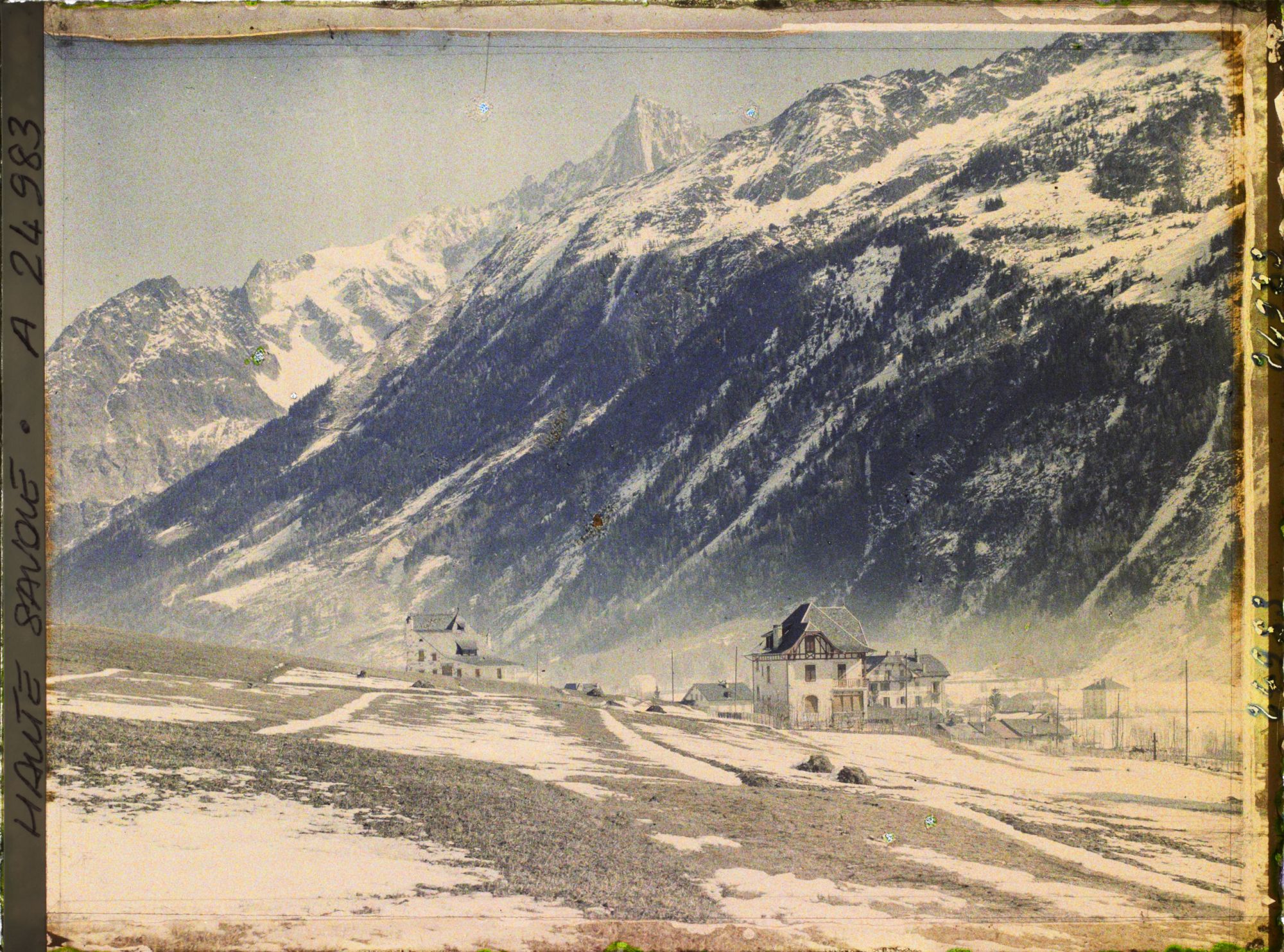 Image représentant France, Pècles, Les Alpes - Vallée de Chamonix - Village des Pècles vu vers l'aiguille du Dru