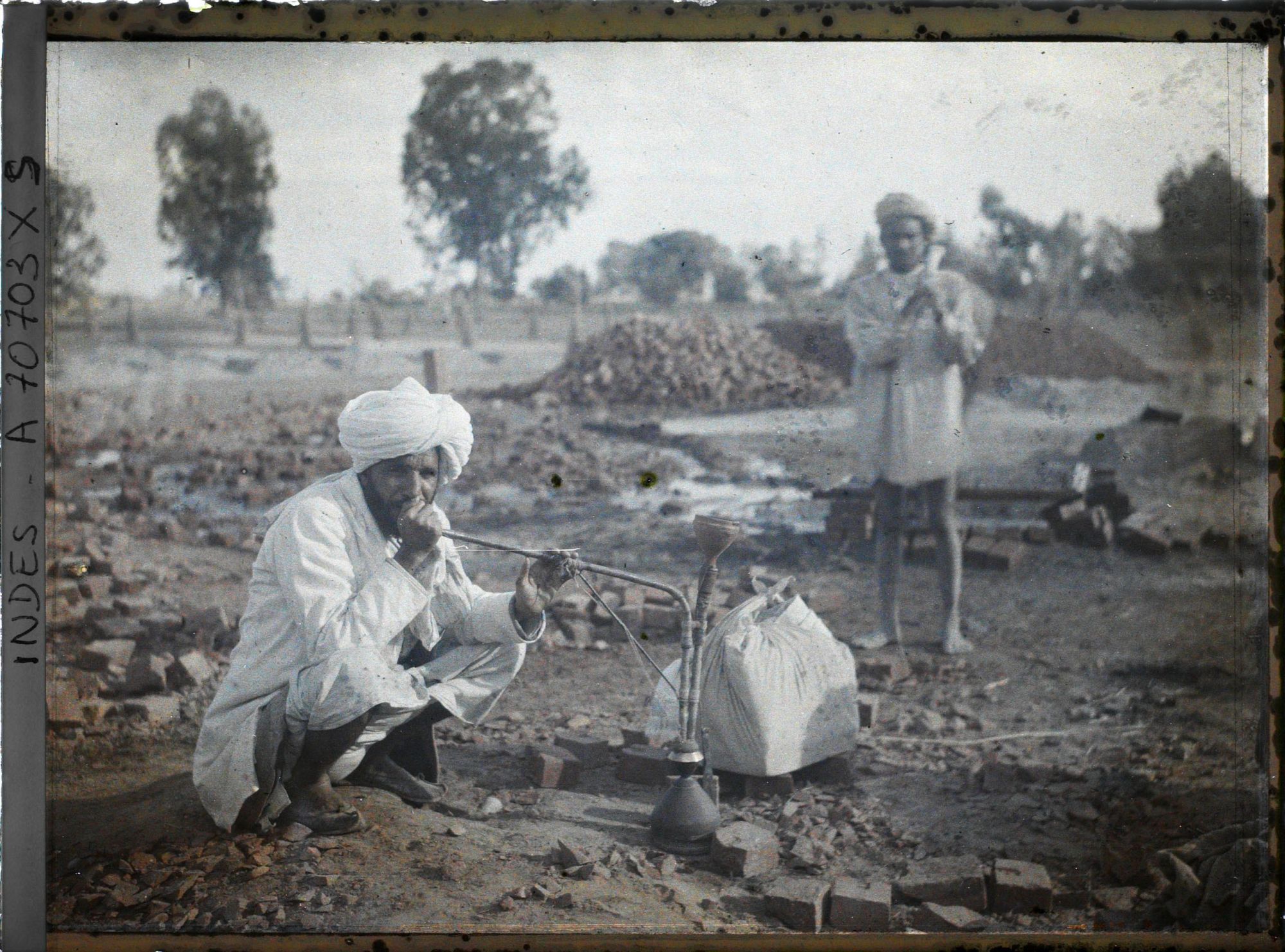 Image représentant Un fumeur de pipe à eau (houka)