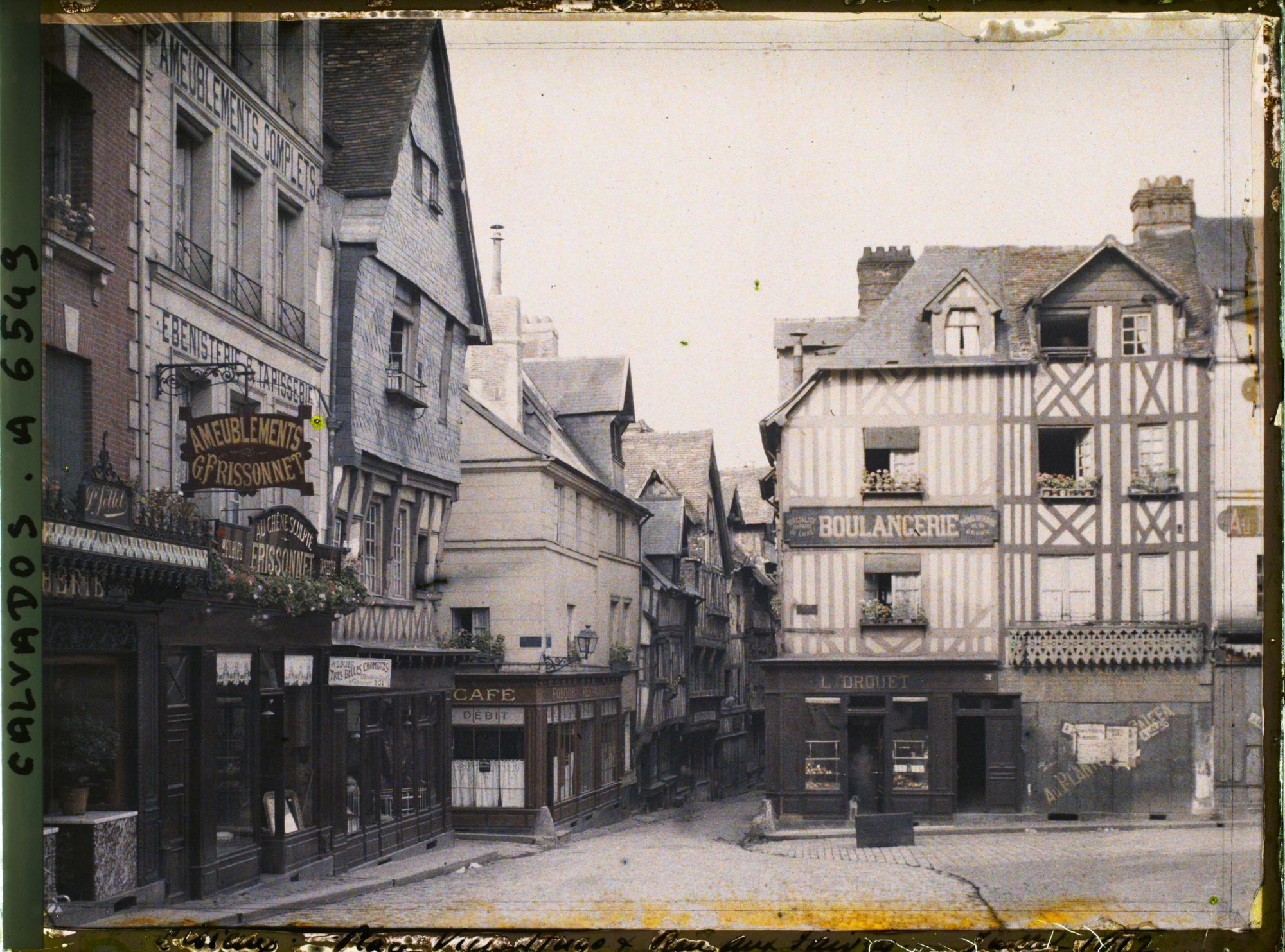 Image représentant La place Victor Hugo (actuelle avenue) et la rue aux Fèvres