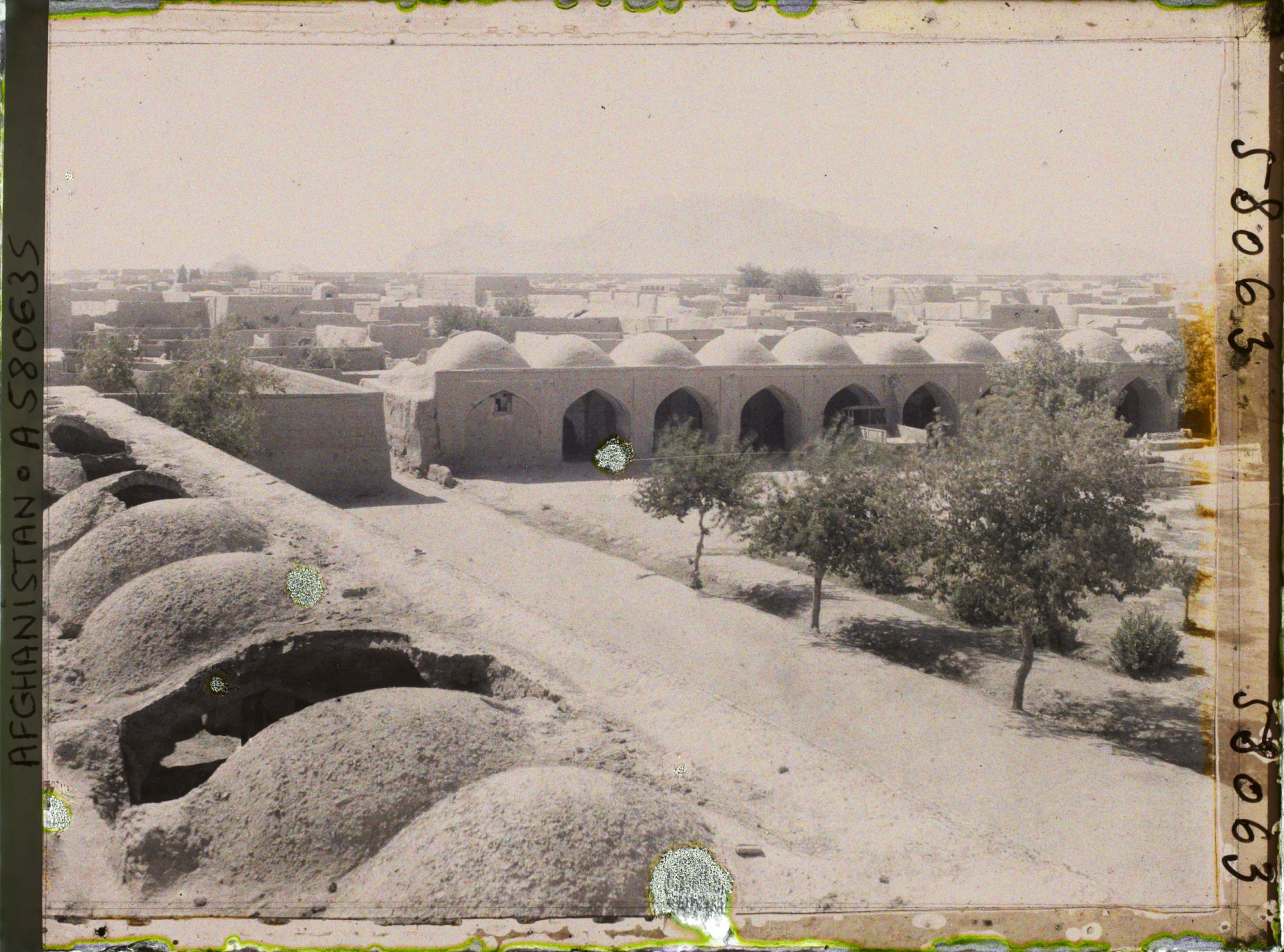 Image représentant La grande place (du Palais des Gouverneurs). Panorama sur les toits de la ville