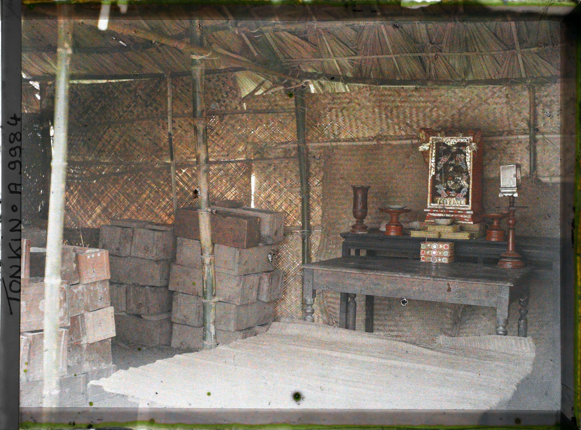 Image représentant L'intérieur de la paillote abritant provisoirement les ossements pendant l'exhumation, lors d'une pratique funéraire (changement de sépulture)