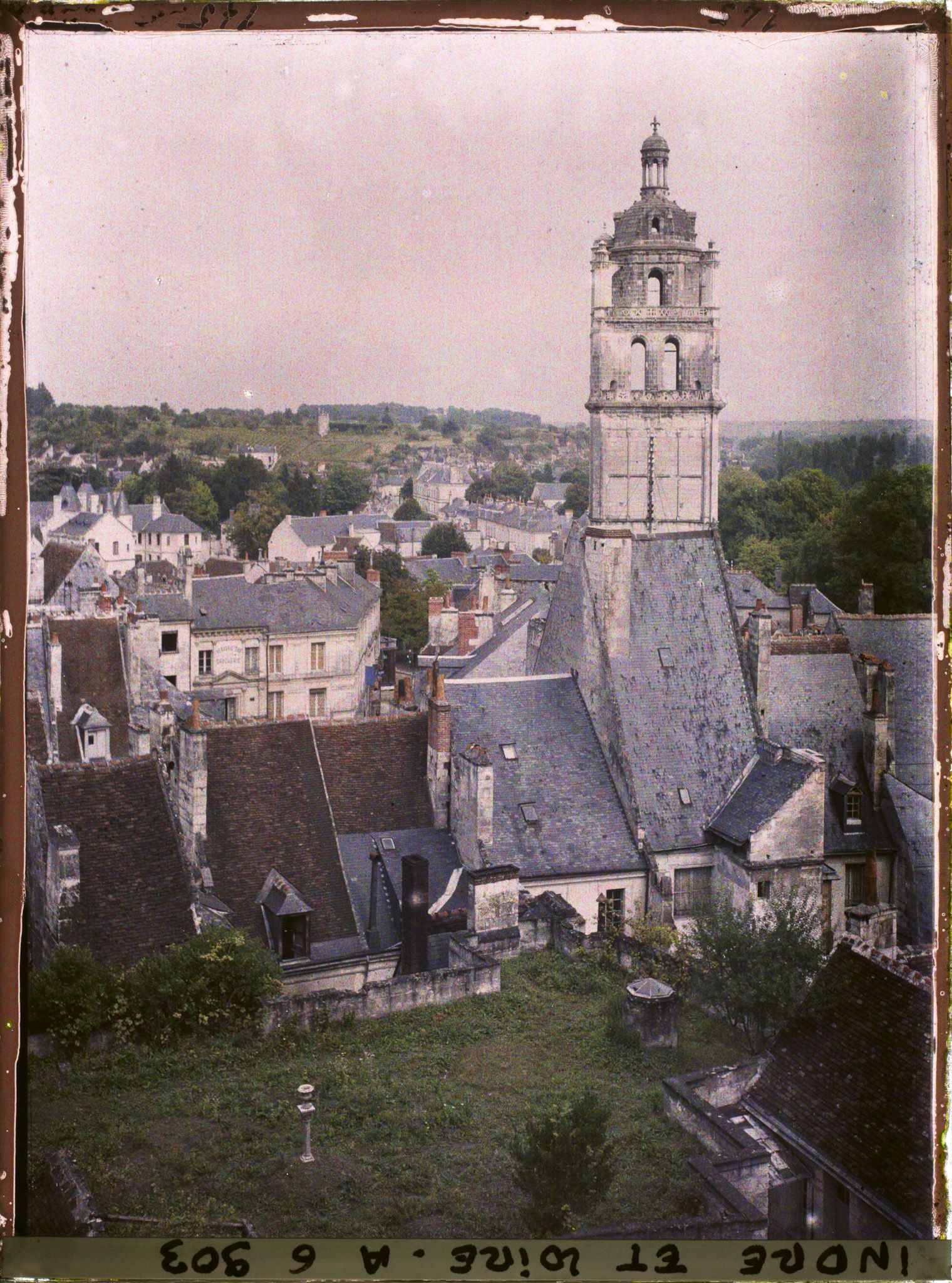 Image représentant Panorama sur la ville, à droite la tour Saint-Antoine