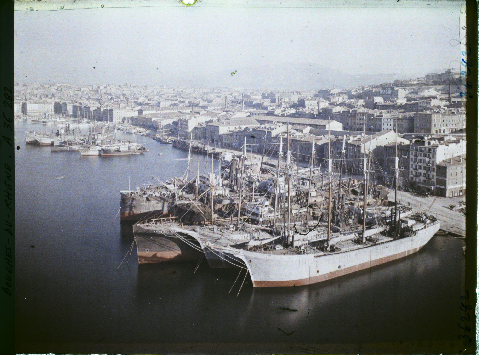 Image représentant Vue panoramique du Vieux Port vers le quai de Rive Neuve