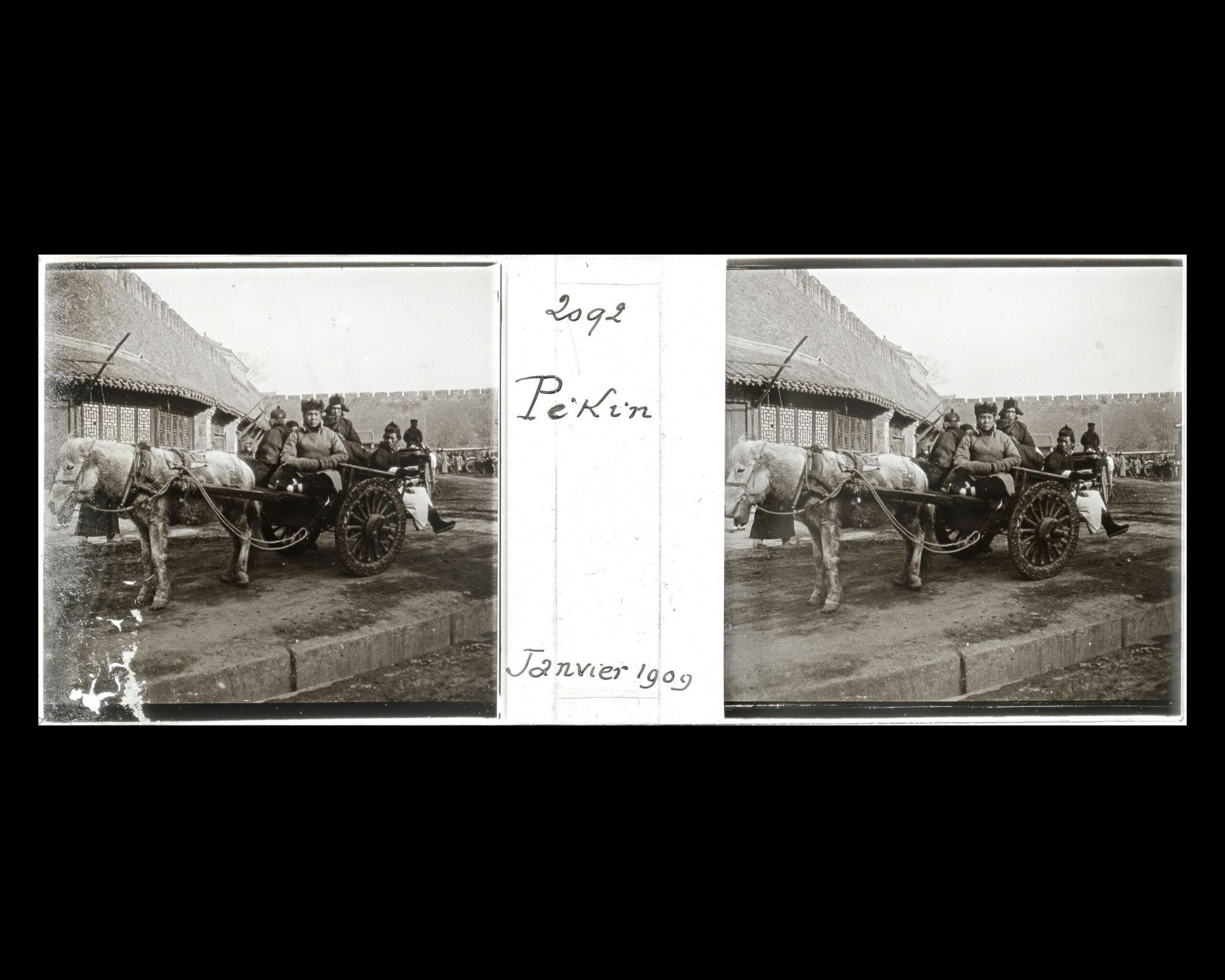 Image représentant Une charrette (ziche ou tangziche) transportant des hommes, attelée à un cheval au sud de Xizhimen ("porte Droite de l'Ouest")