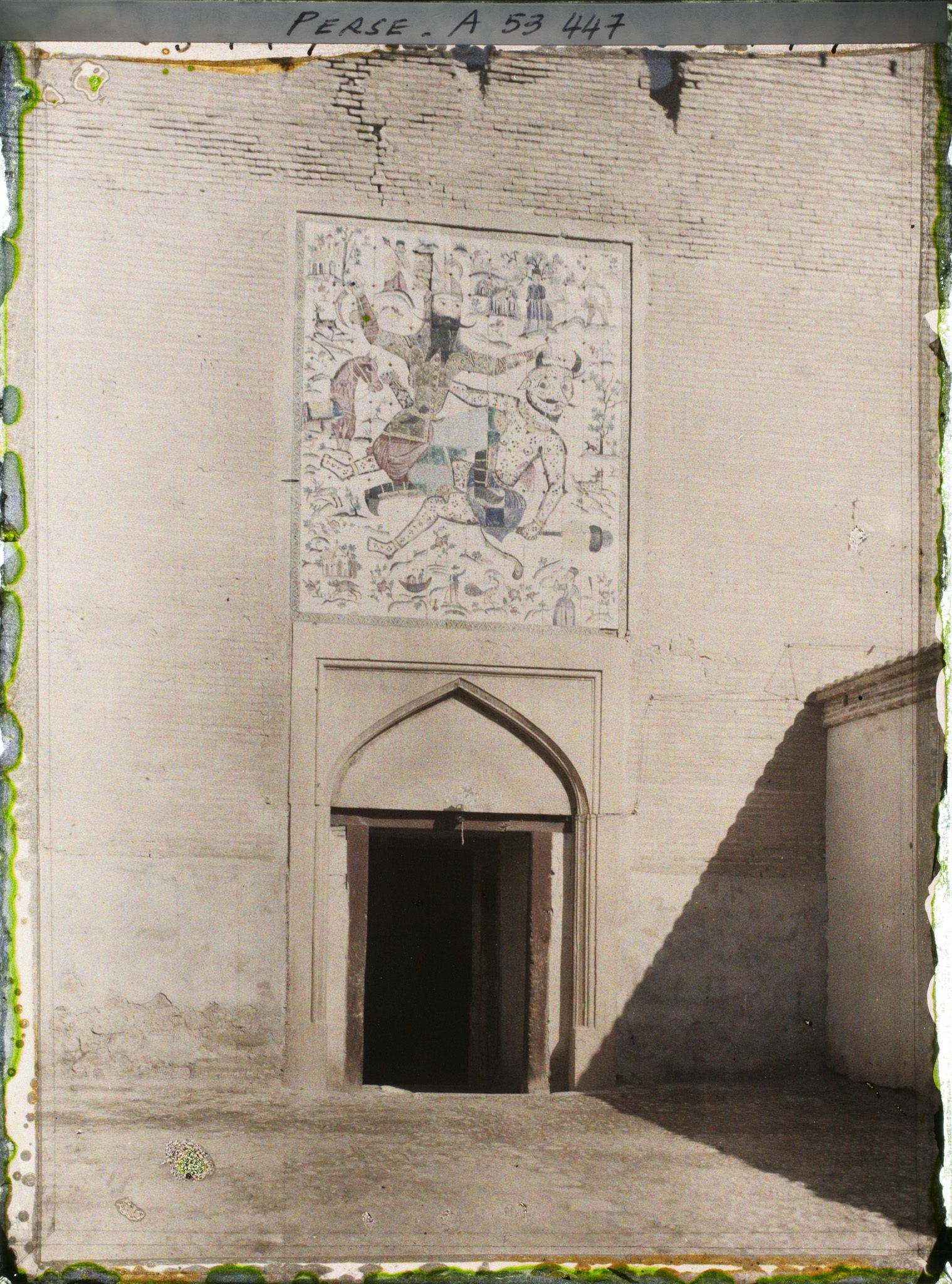 Image représentant Panneau de céramique à l'entrée de la citadelle de Karim Khân représentant Rostam tuant le grand démon blanc