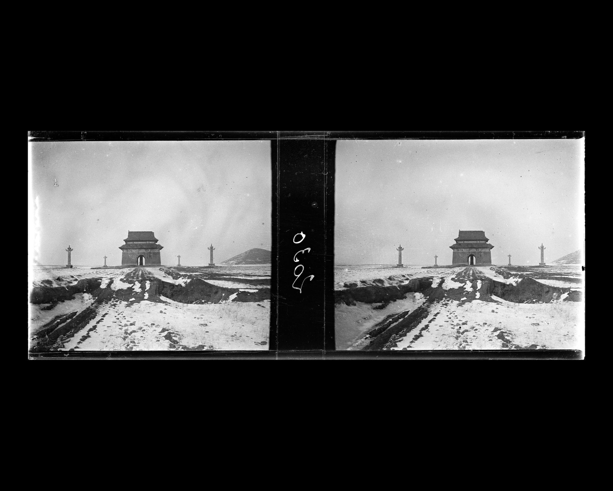 Image représentant Ming Shisanling ("Treize Tombeaux des Ming"). Shendao ("voie de l'Ame") et Beiting ("pavillon de la Stèle") encadré de quatre colonnes octogonales