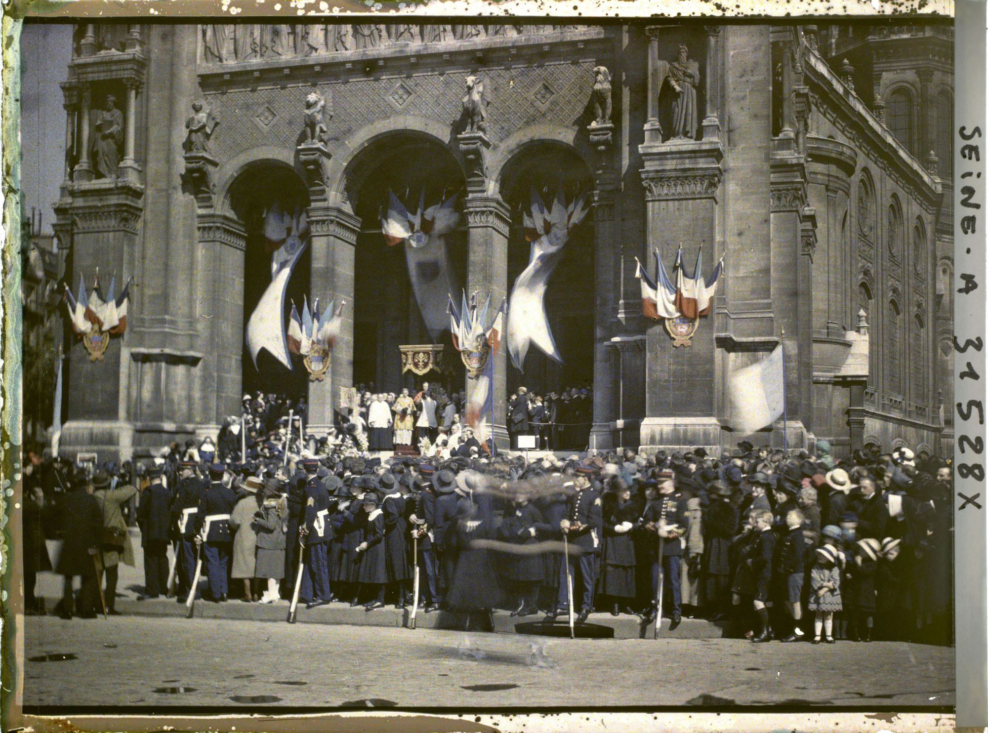 Image représentant Célébration de la fête Jeanne d'Arc à l'église Saint-Augustin par monseigneur Dubois, archevêque de Paris