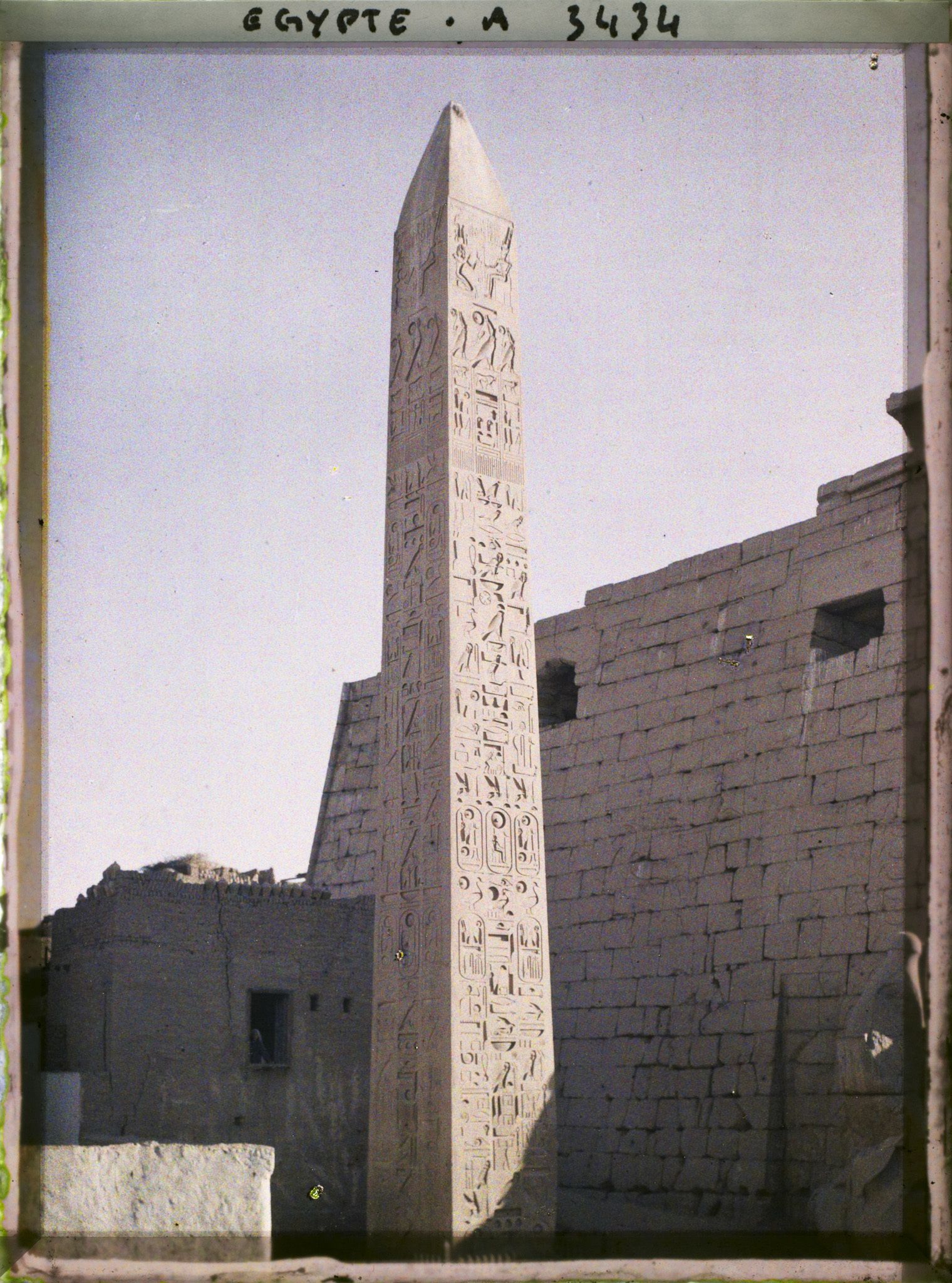 Image représentant Obélisque du temple d'Amon devant le pylône de Ramsès II