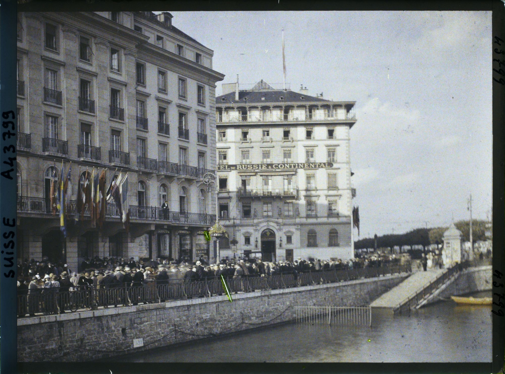 Image représentant Cinquième assemblée annuelle de la Société des Nations (SDN) à Genève. La foule attend Edouard Herriot, président du Conseil des ministres français, devant l'Hôtel des Bergues