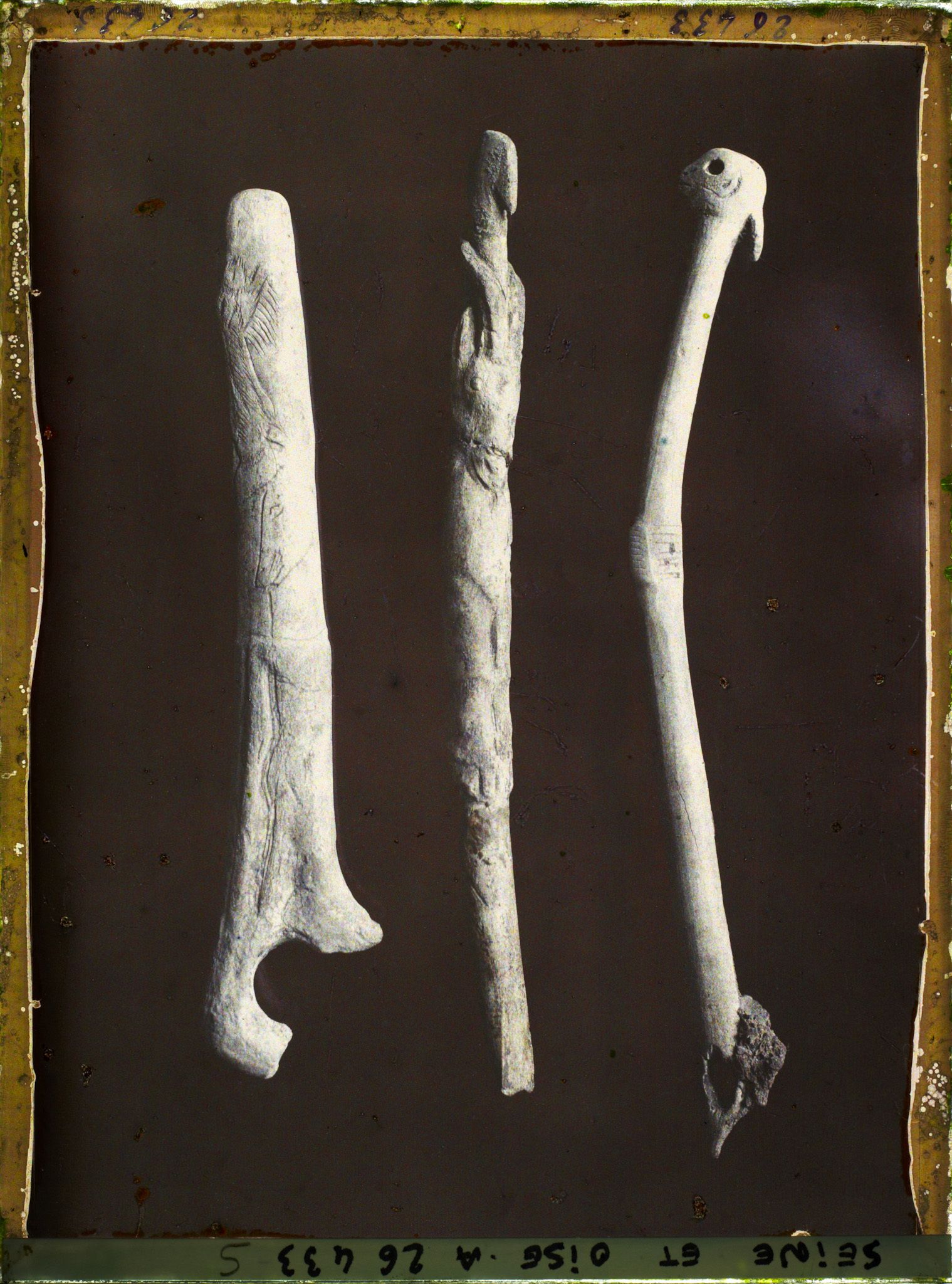 Image représentant France, St Germain-en-Laye, Musée : 1 Bâton de Comt avec tête de bouquetin et de Chevaux (Mas d'Azil) 47183, 1 Propulseur, Bouquetin vu de face 47025, (Brassempouy) Propulseur 47259