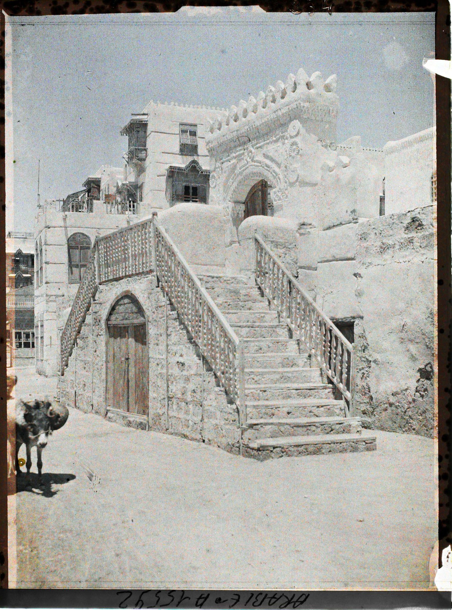 Image représentant Entrée d'une mosquée voisine du bâtiment de la Mission française