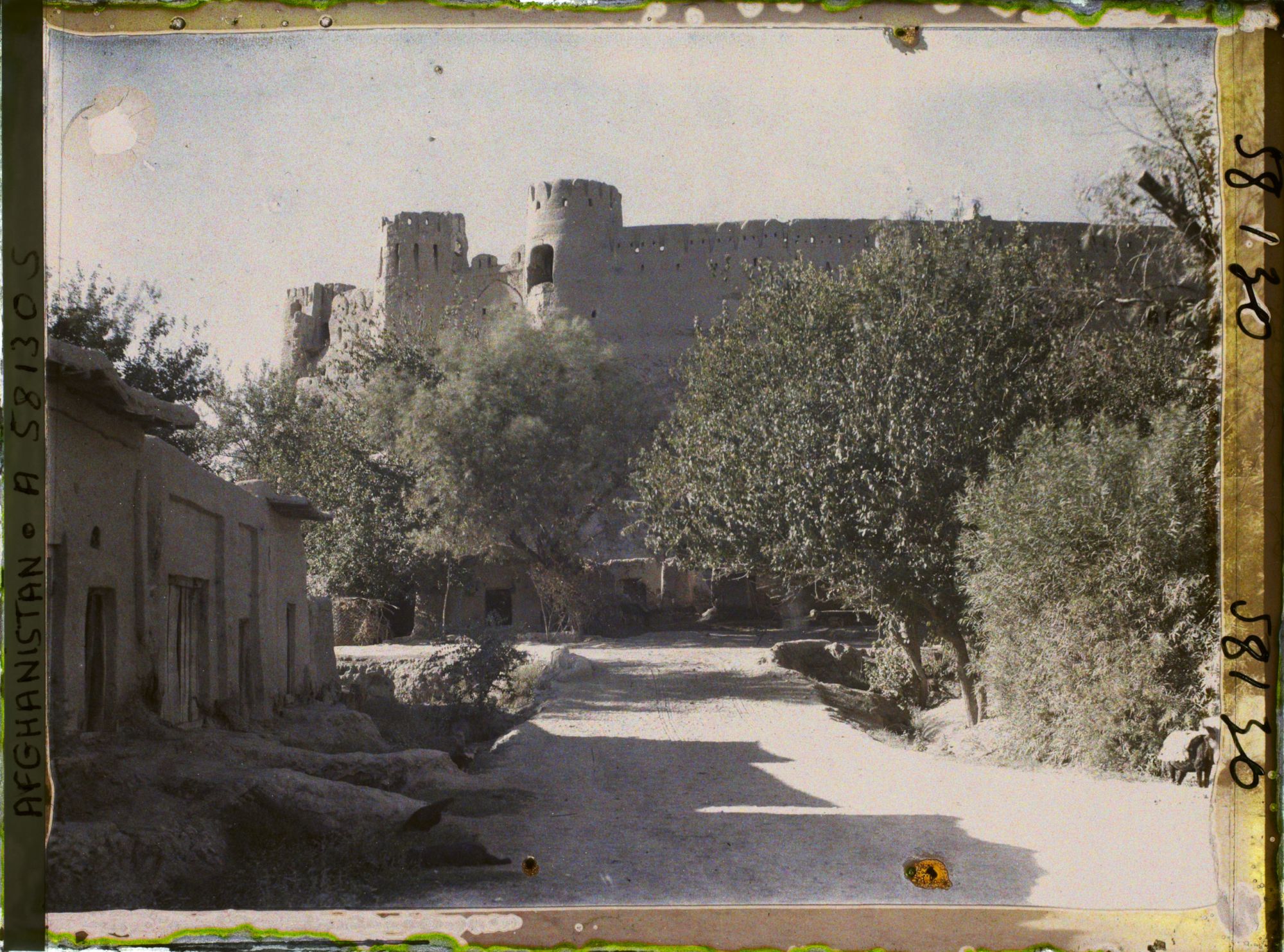 Image représentant Une rue, au pied de la forteresse