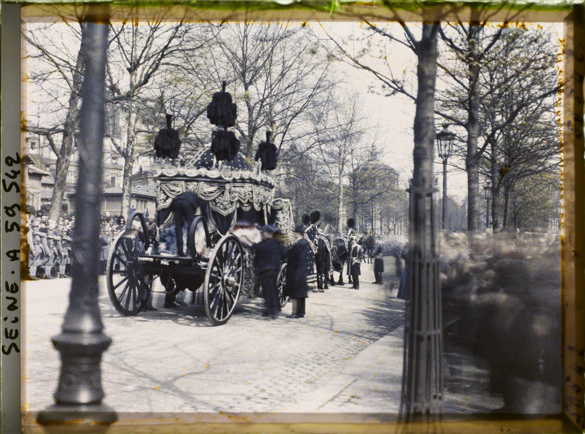 Image représentant Les funérailles de l'ambassadeur des États-Unis Myron Herrick, placement du cercueil sur le corbillard
