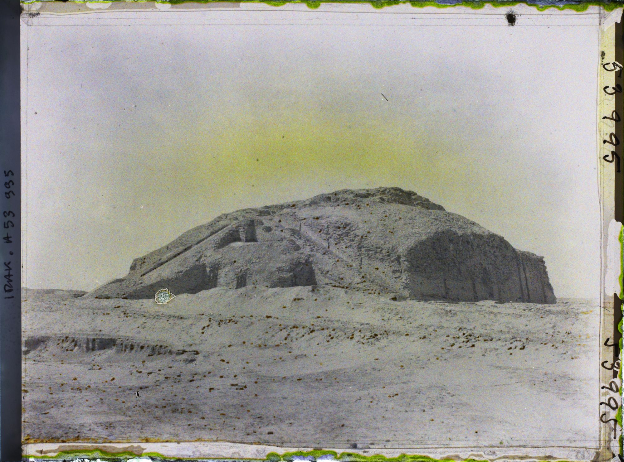 Image représentant E-Tehen-I-Il : la Ziggourat (tour à étages) dédiée au dieu lune Nanna (IIIe dynastie d'Ur, 2113-2006 avant J.-C.)