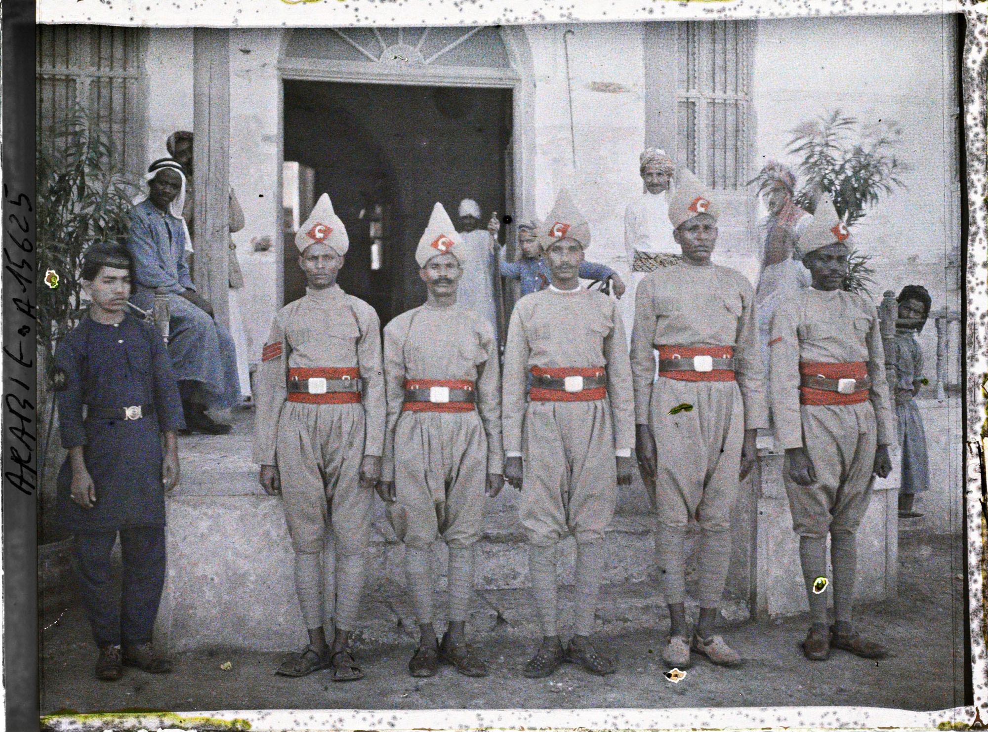 Image représentant Soldats soudanais de la mission anglaise et à gauche un jeune marin indien
