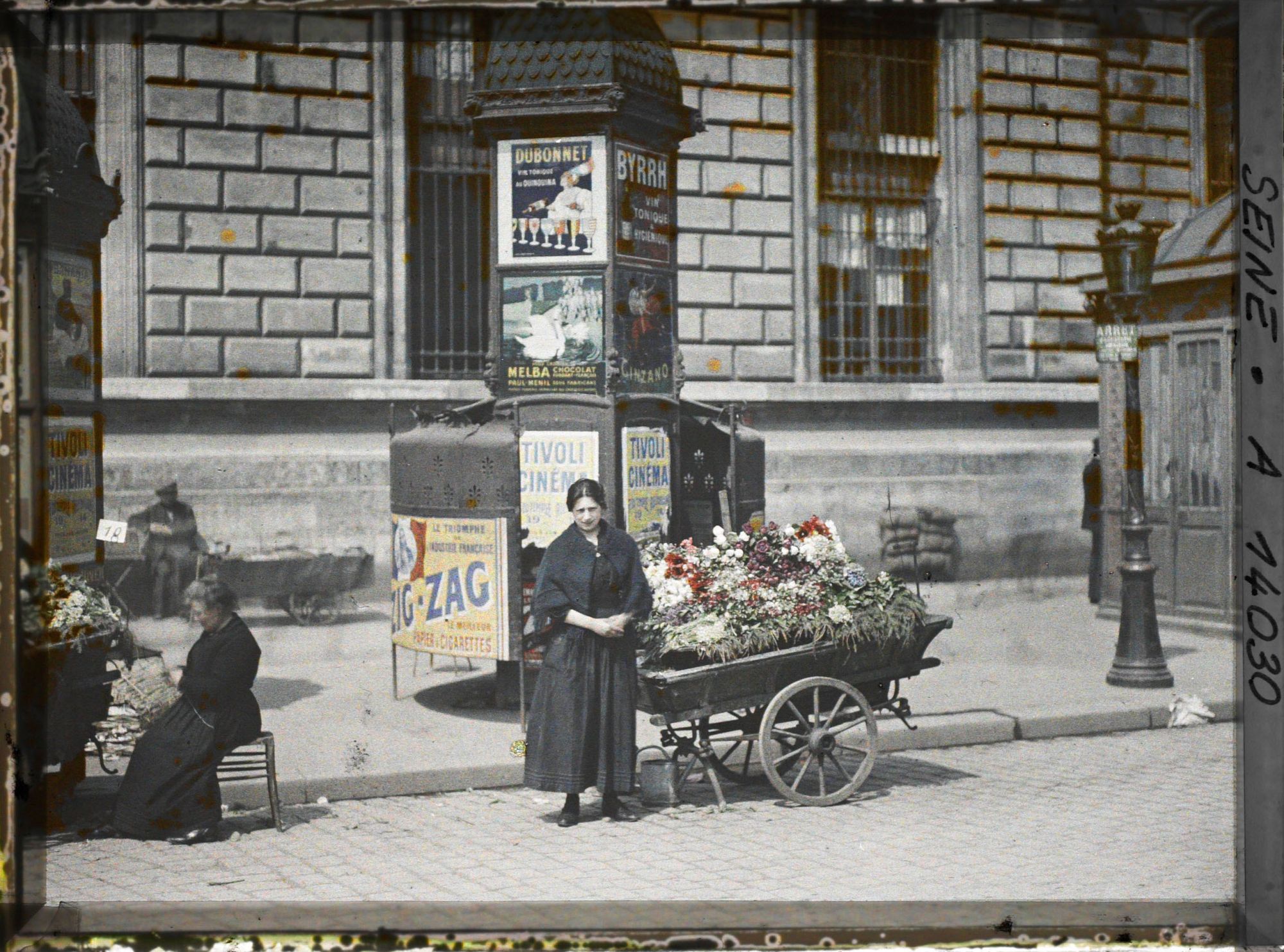 Image représentant Les marchandes de fleurs devant la caserne du Prince Eugène (actuelle caserne Vérines) rue du Faubourg-du-Temple