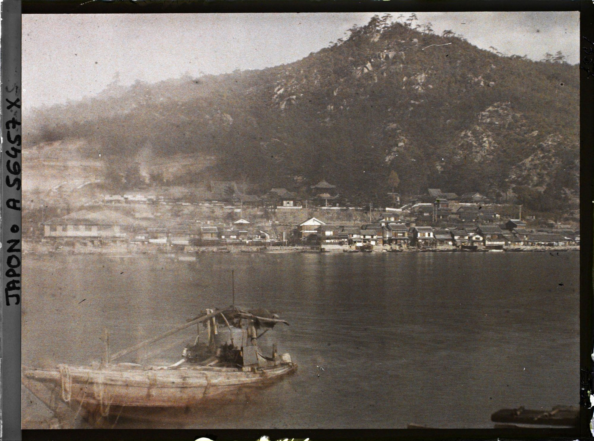 Image représentant Vue sur le quartier Ozakihon-machi et sur le temple Jôdo-ji depuis l'île de Mukô-jima