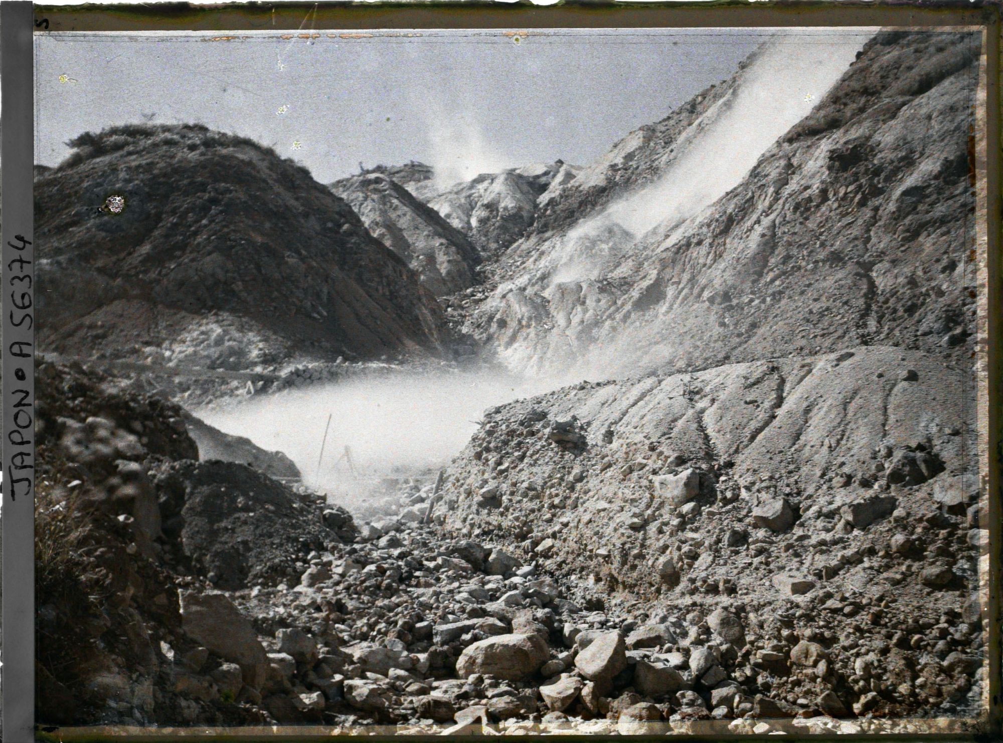 Image représentant null Solfatares de la vallée d'Owakudani ("Vallée des Grandes Eaux Chaudes") ou Ojigoku ("Grand Enfer")