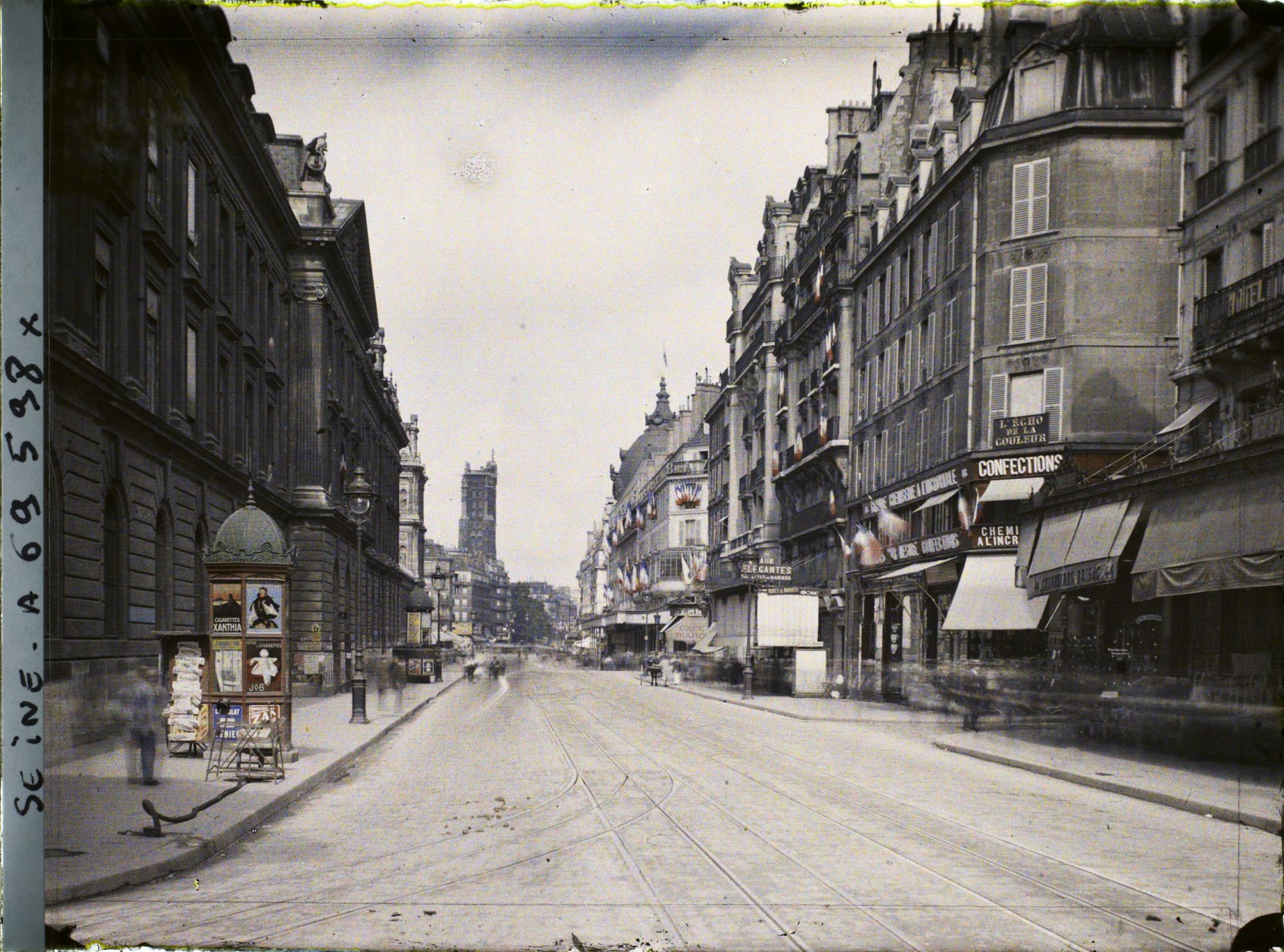 Image représentant La rue de Rivoli longeant l'hôtel de ville