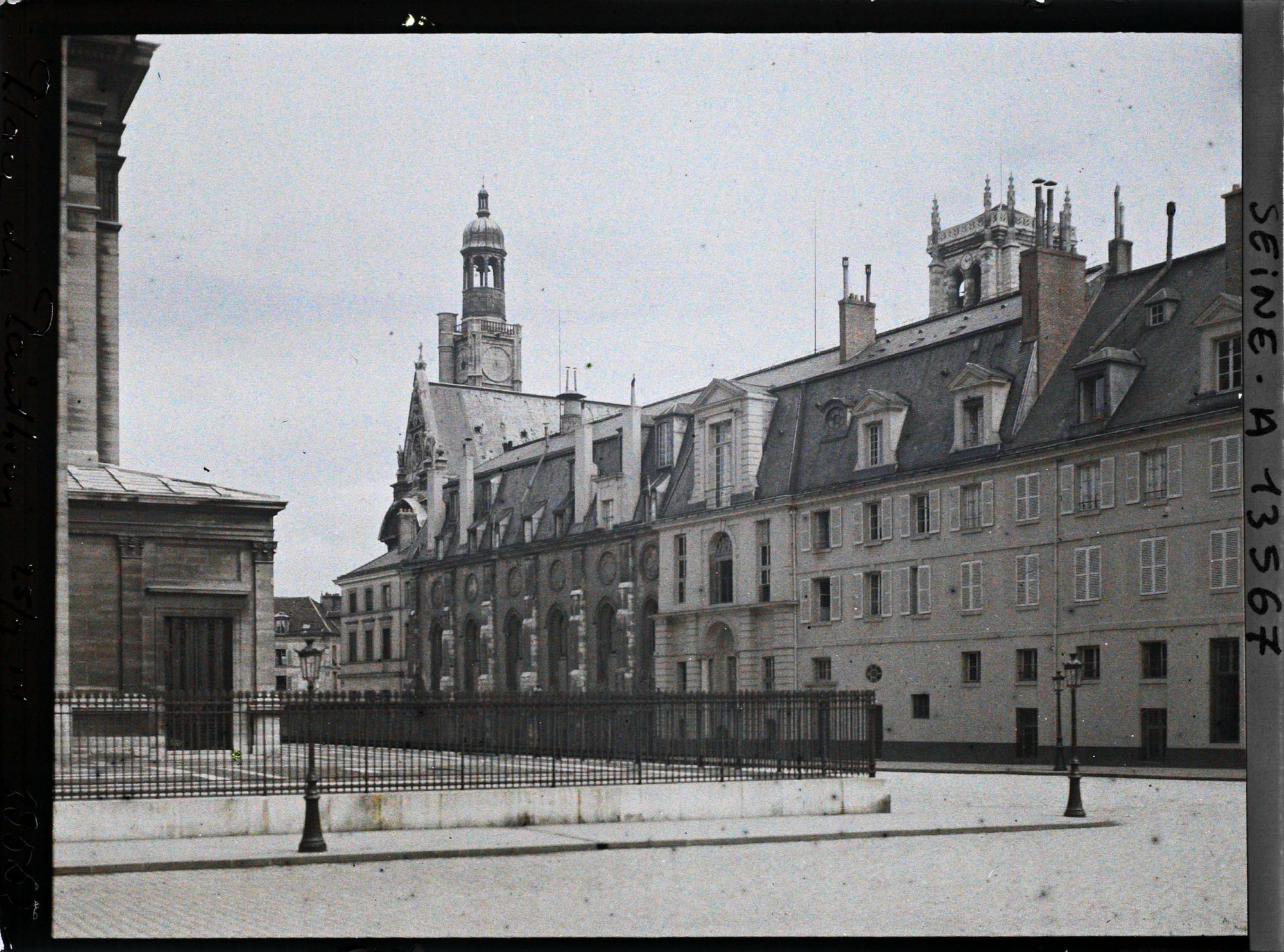 Image représentant La place du Panthéon et la rue Clotilde