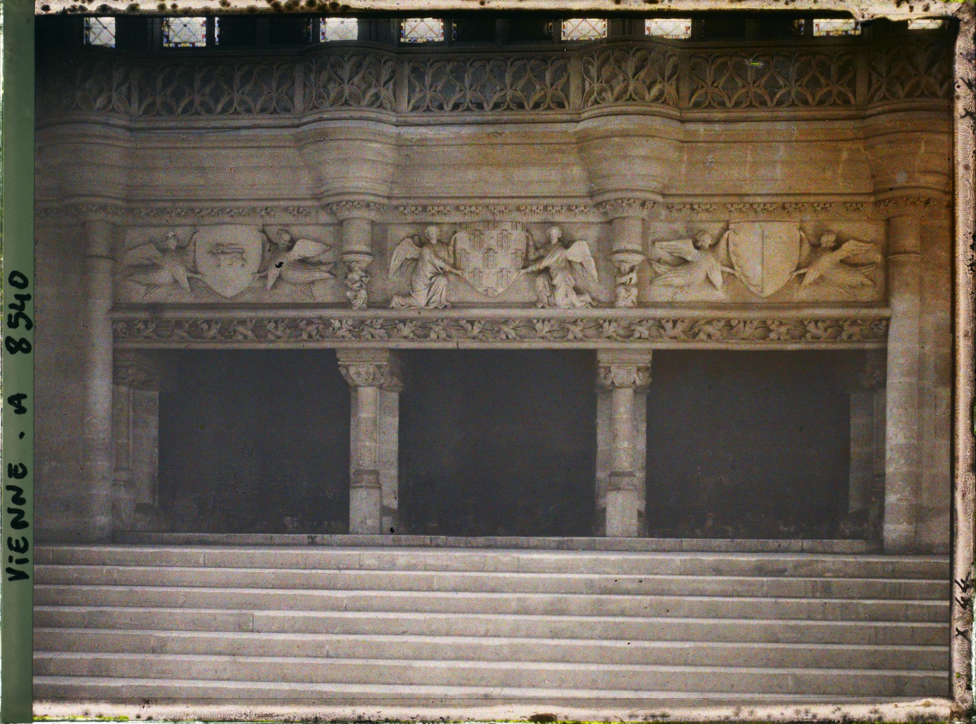 Image représentant Les grandes cheminées de la salle des pas perdus du Palais de Justice