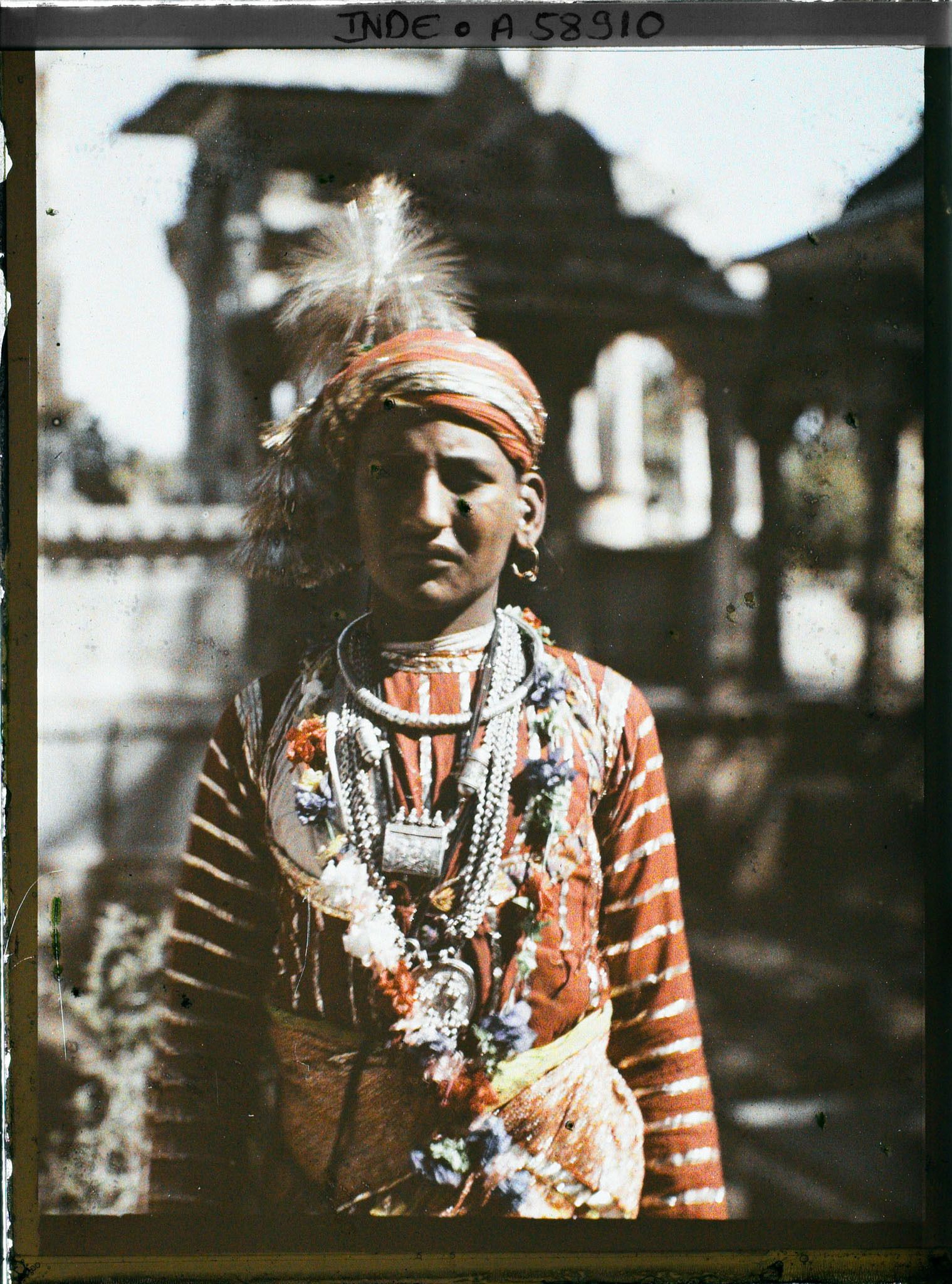 Image représentant Rajpoute en costume de marié devant les chatris de la nécropole des Maharanas du Mewar