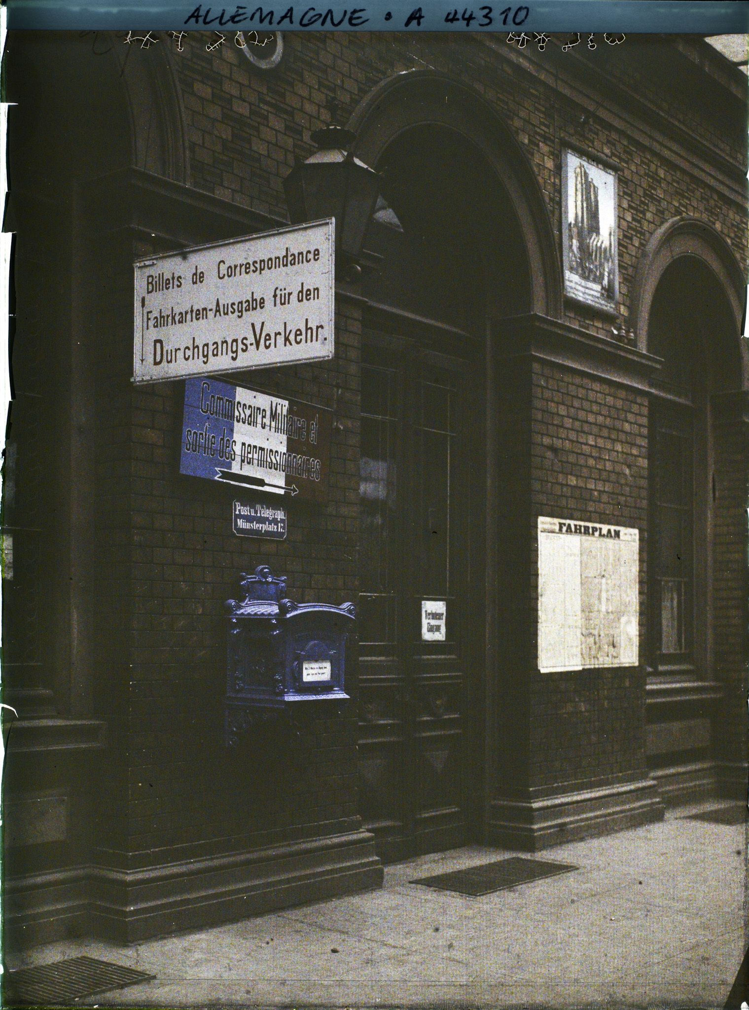 Image représentant Allemagne, Bonn, Intérieur gare-inscriptions Françaises