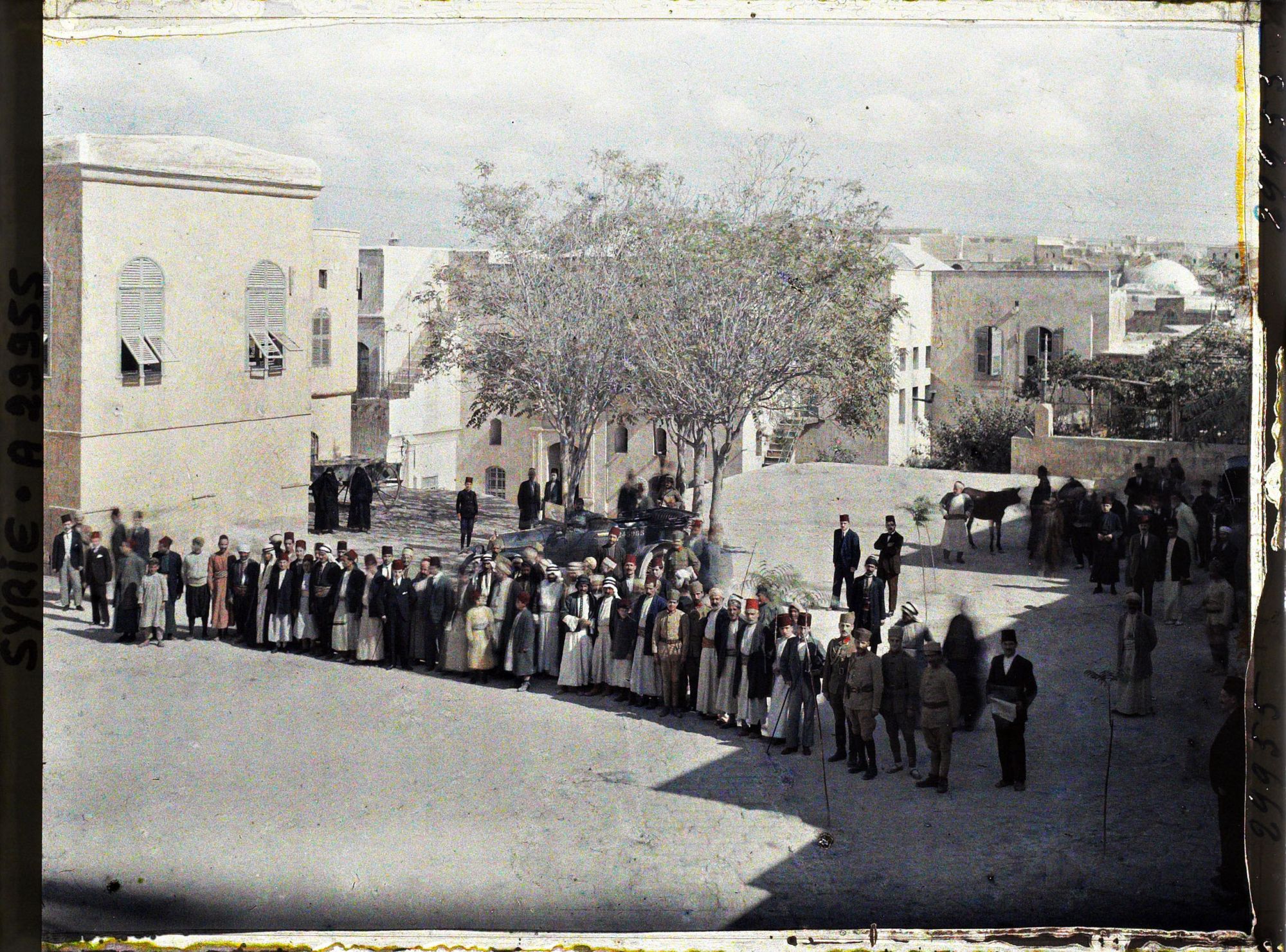 Image représentant La foule assistant à la réception duProfesseur Brunhes par les autorités civiles et religieuses