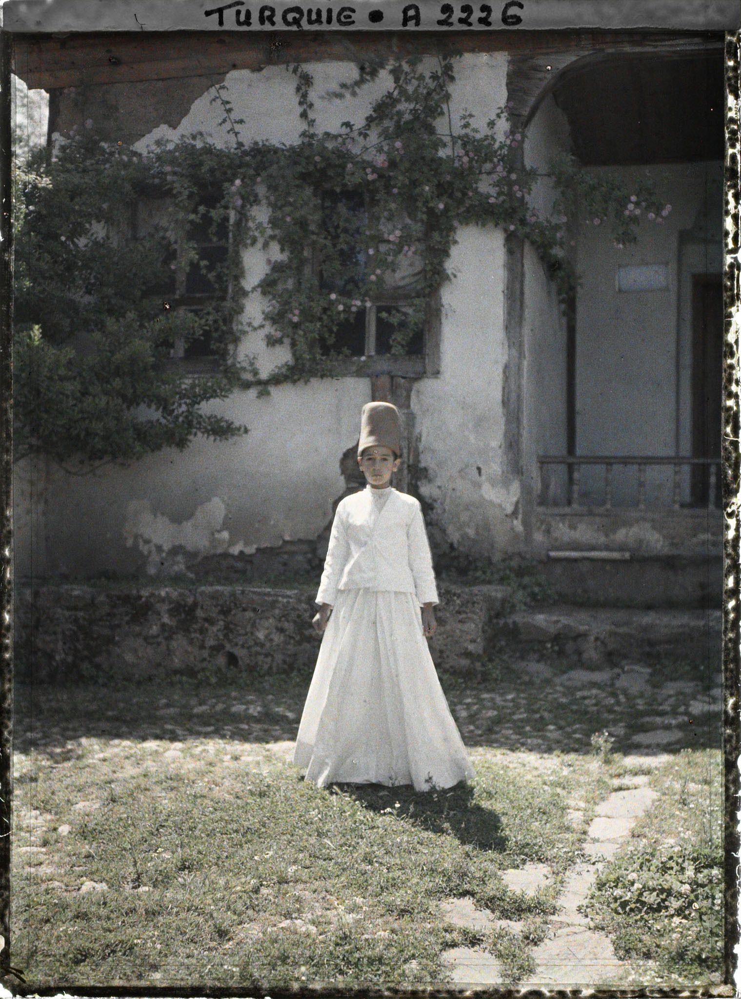 Image représentant Jeune derviche tourneur dans la cour de l'un des deux couvents mevlevi de la ville