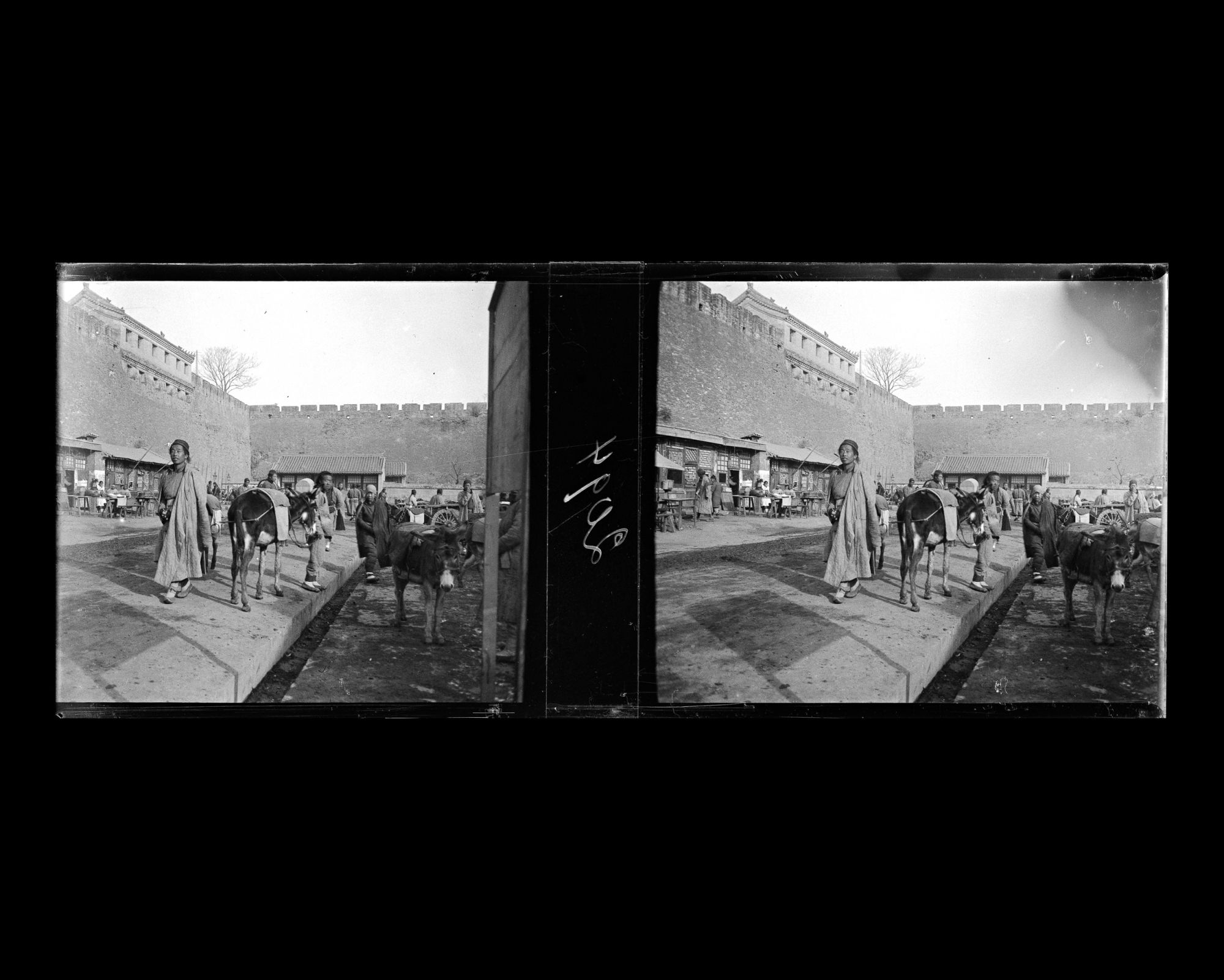 Image représentant Scène de rue sous les murs du bastion (wengcheng) de Xizhimen ("porte Droite de l'Ouest")